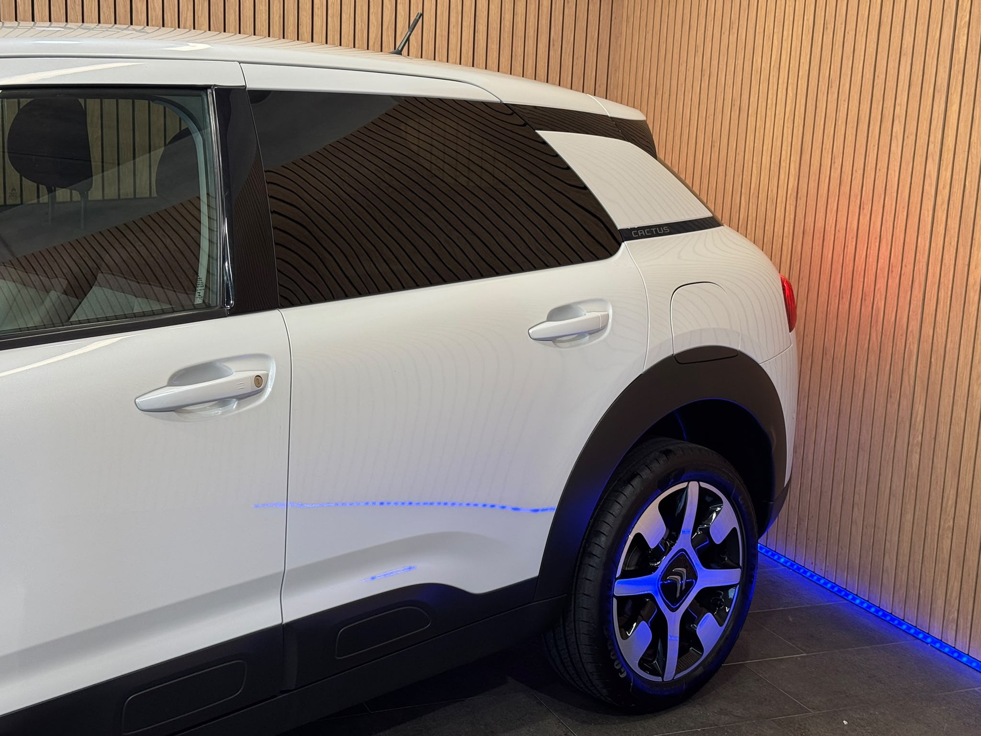 CITROEN C4 Cactus 1.2 Pure Tech Shine EAT6-showroom-element-3