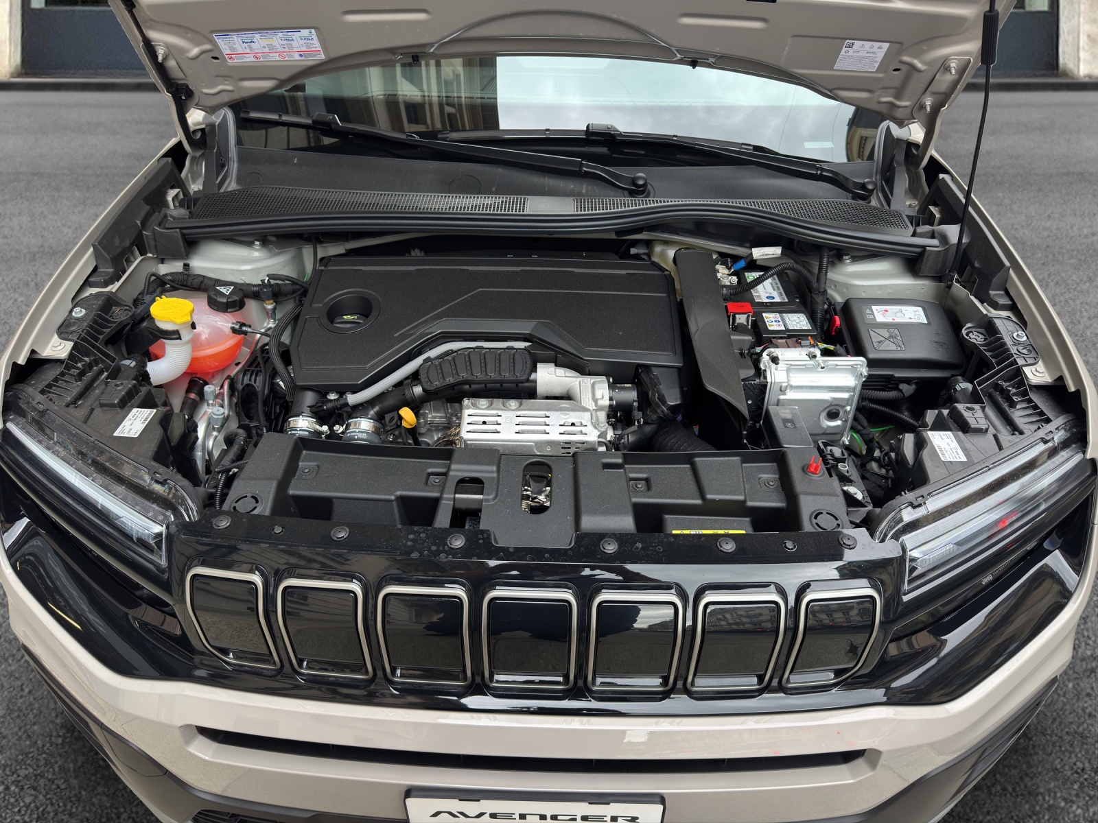 JEEP Avenger 1.2 Turbo MHEV Summit-image-18