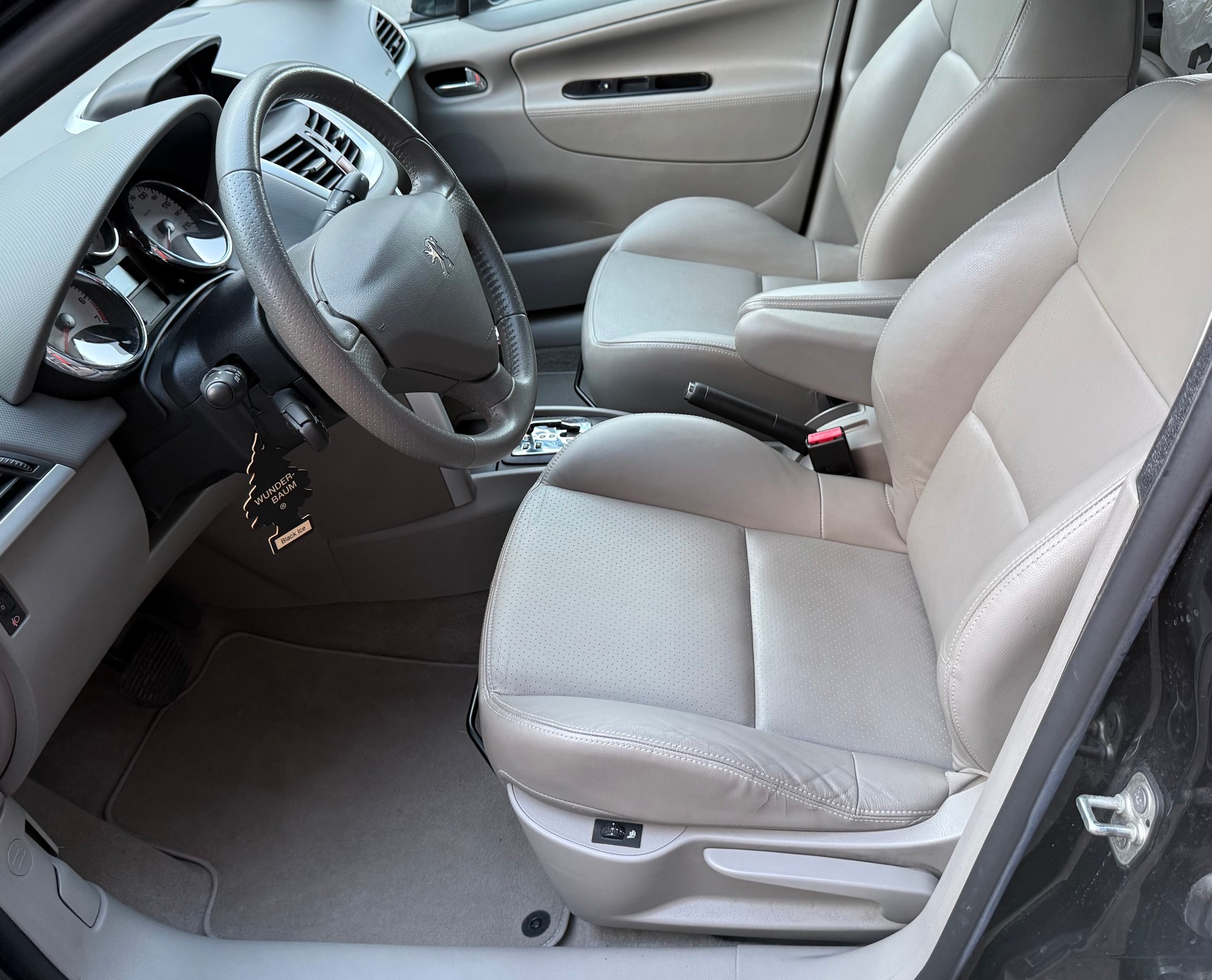 PEUGEOT 207 1.6 16V Lion Edition Automatic-image-5