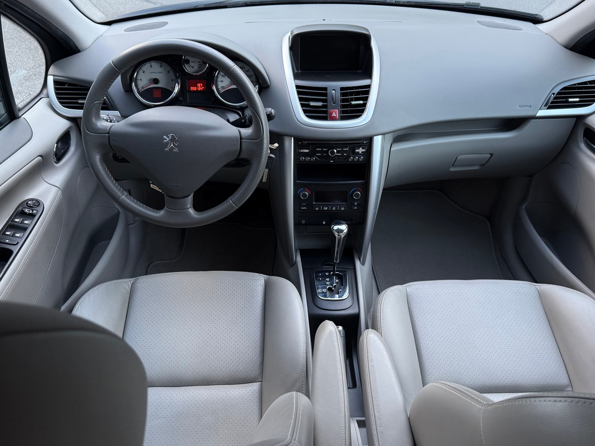 PEUGEOT 207 1.6 16V Lion Edition Automatic-image-4