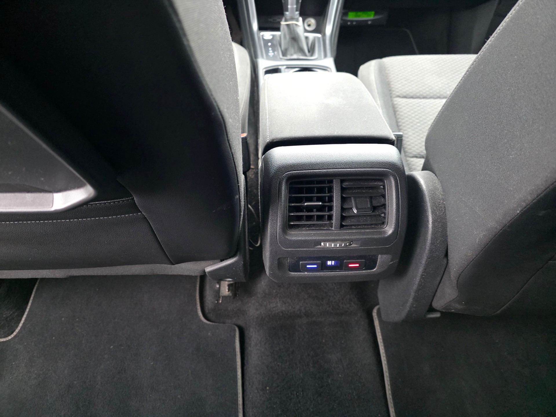 VW Touran 1.6 TDI BlueMotion Technology Family-image-9
