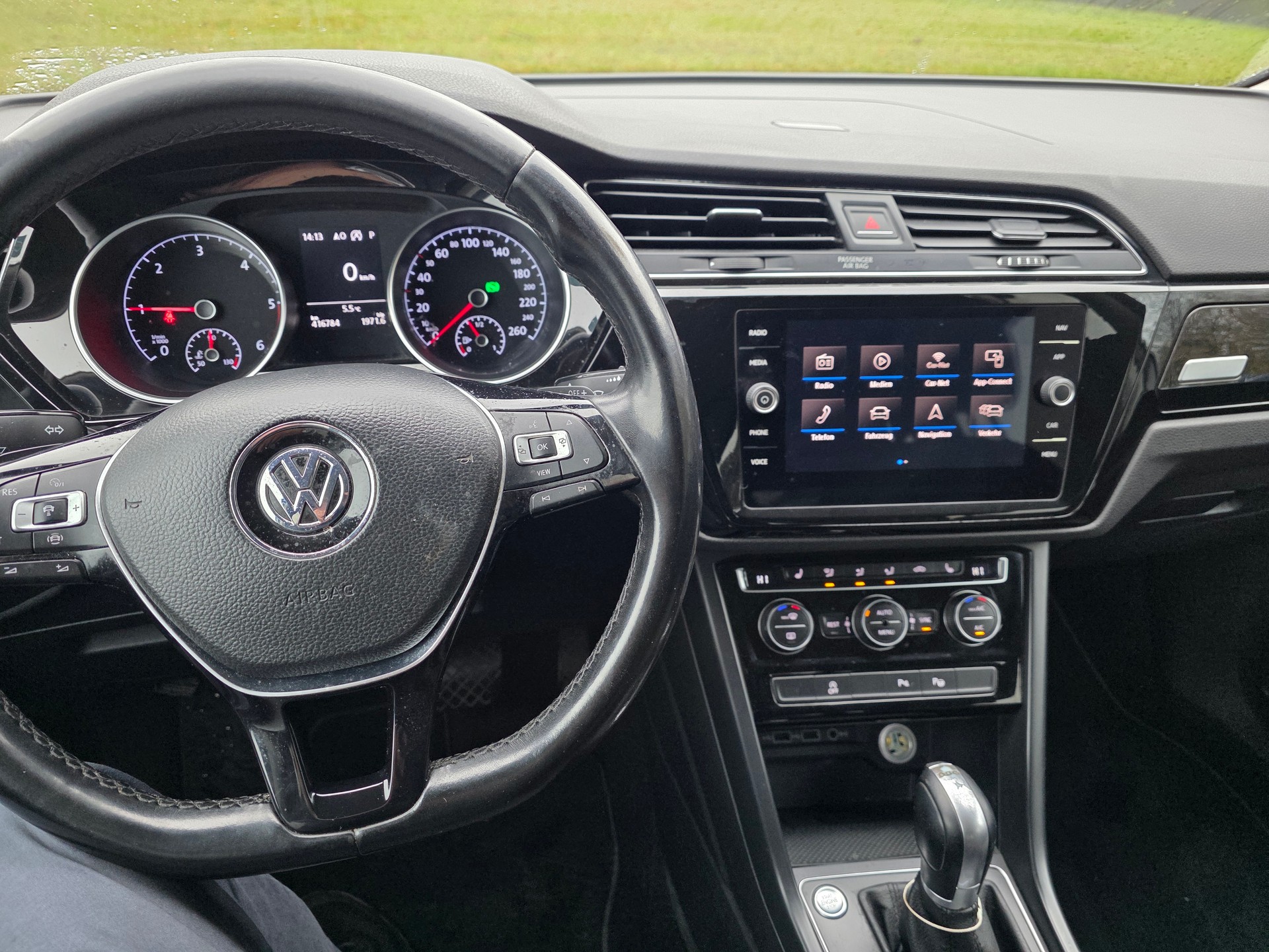 VW Touran 1.6 TDI BlueMotion Technology Family-image-11