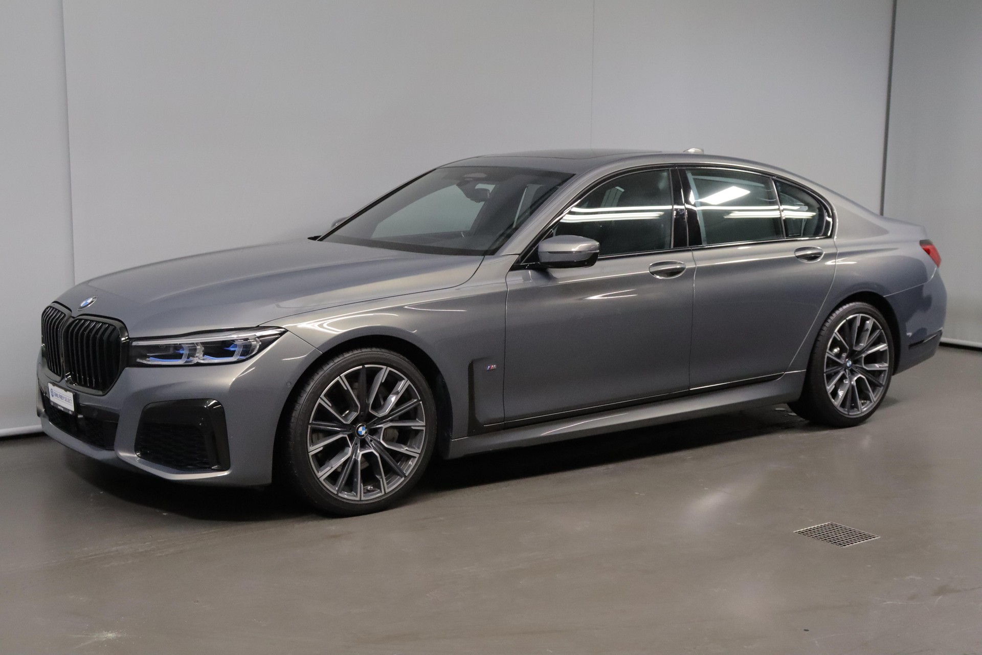 BMW 740d xDrive-showroom-element-1