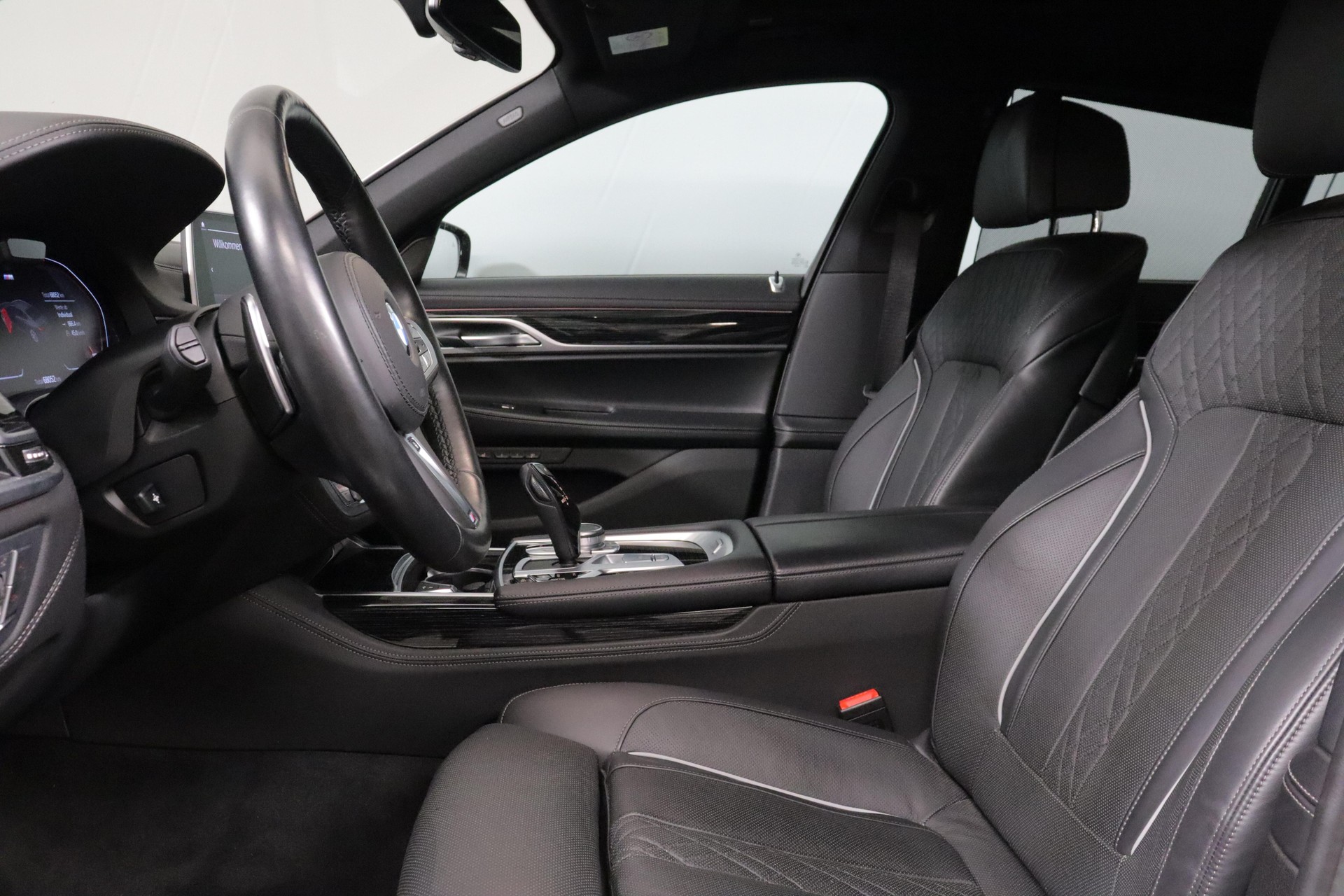 BMW 740d xDrive-showroom-element-2