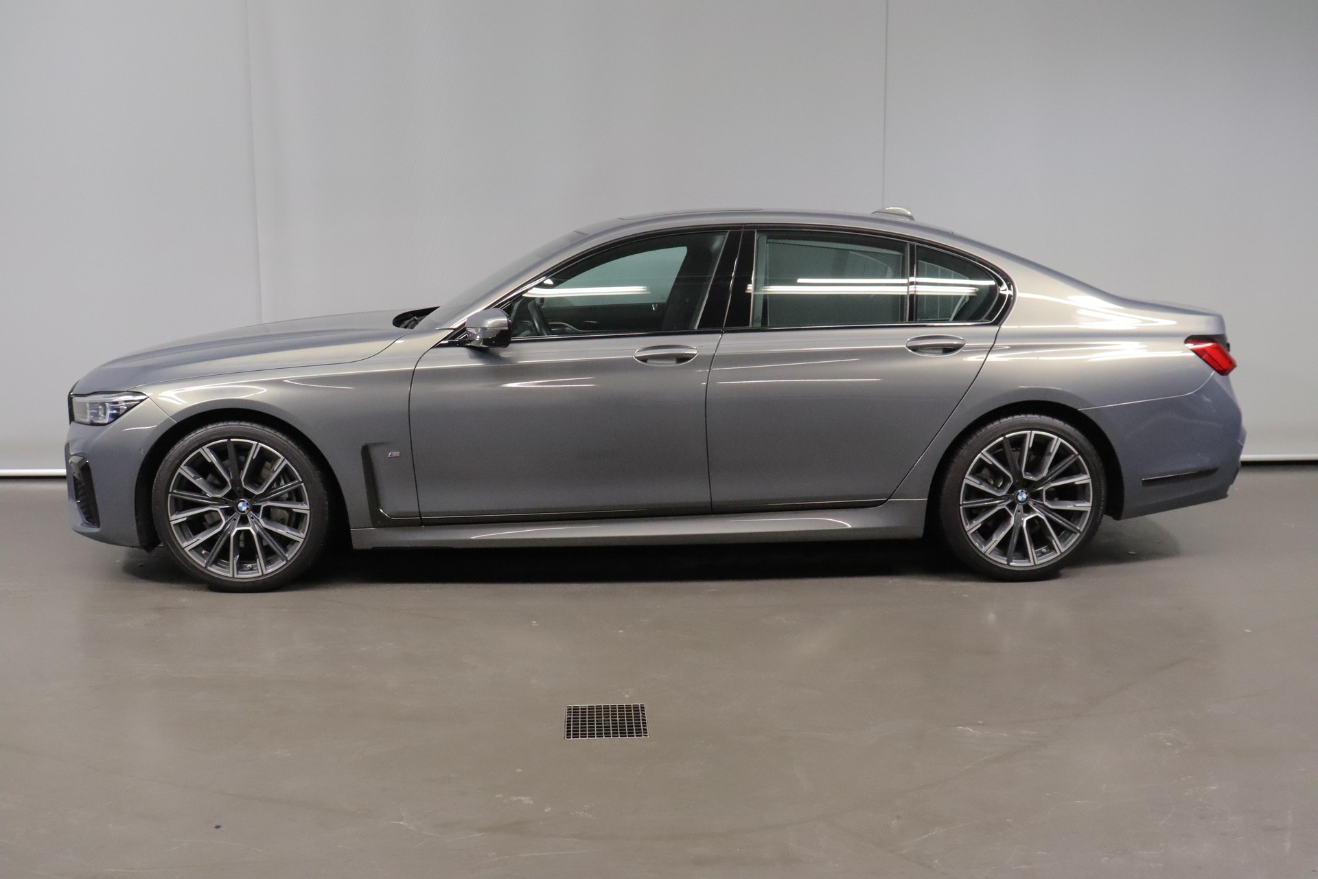 BMW 740d xDrive-image-4