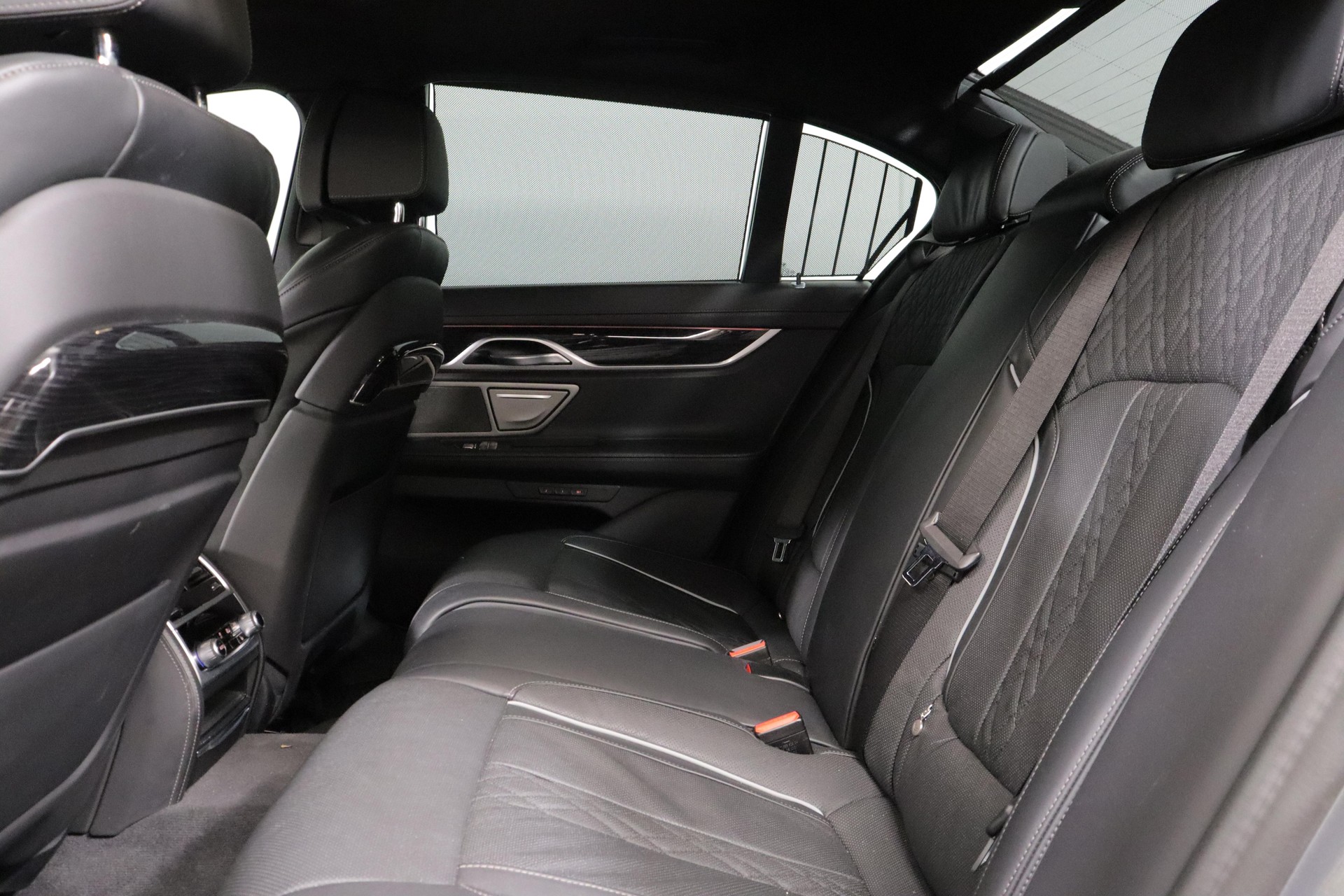 BMW 740d xDrive-showroom-element-3