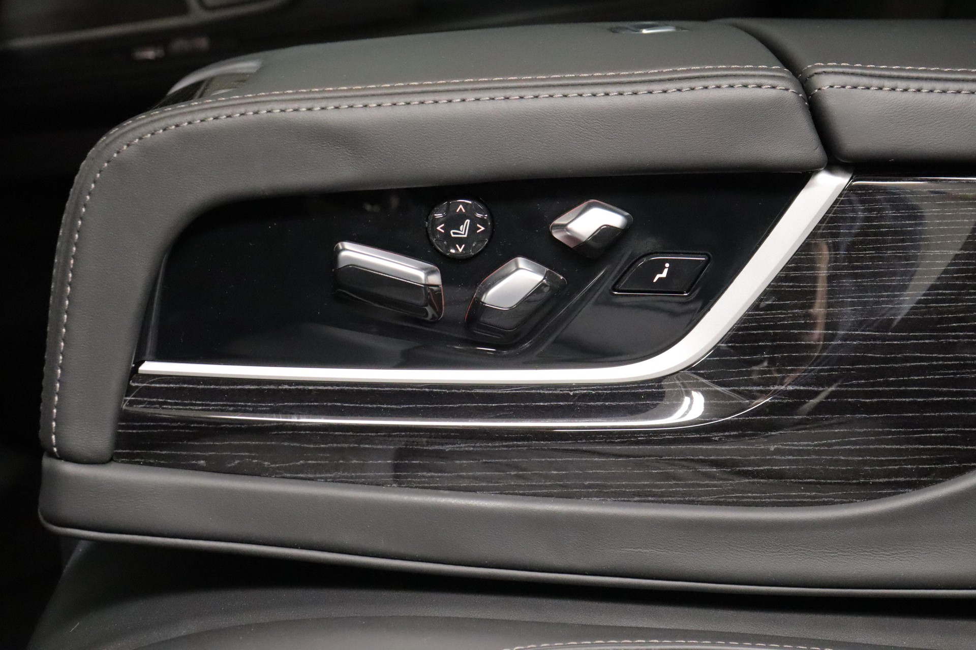 BMW 740d xDrive-image-17