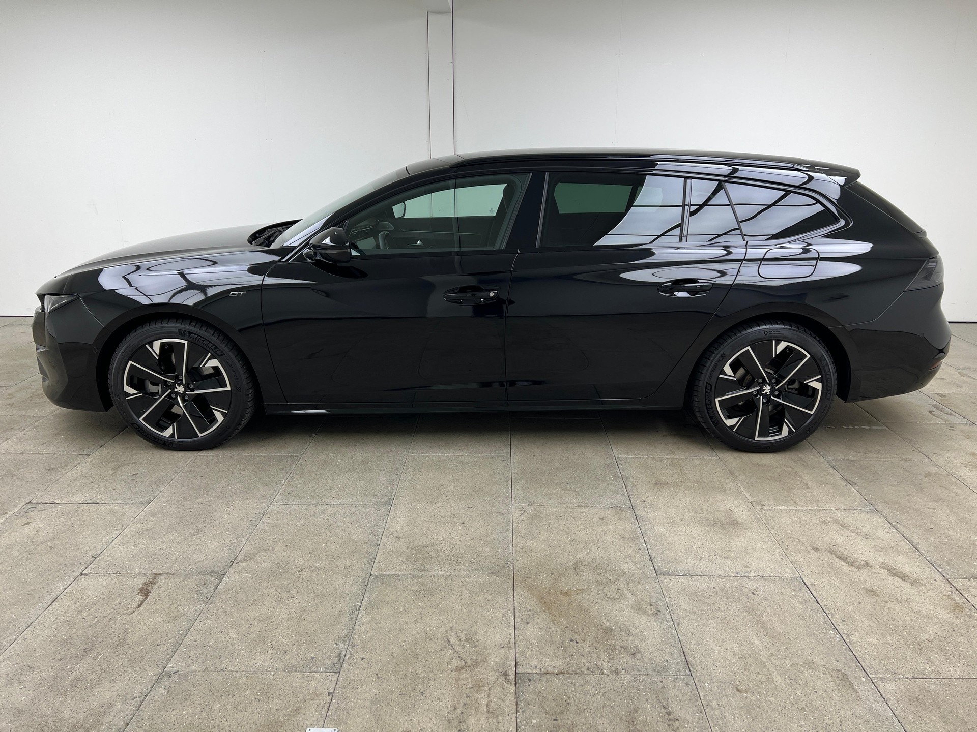 PEUGEOT 508 SW 1.6 Plug-in Hybrid GT / ab 3,99% Leasing bei Abschluss einer Protect Autoversicherung-showroom-element-2