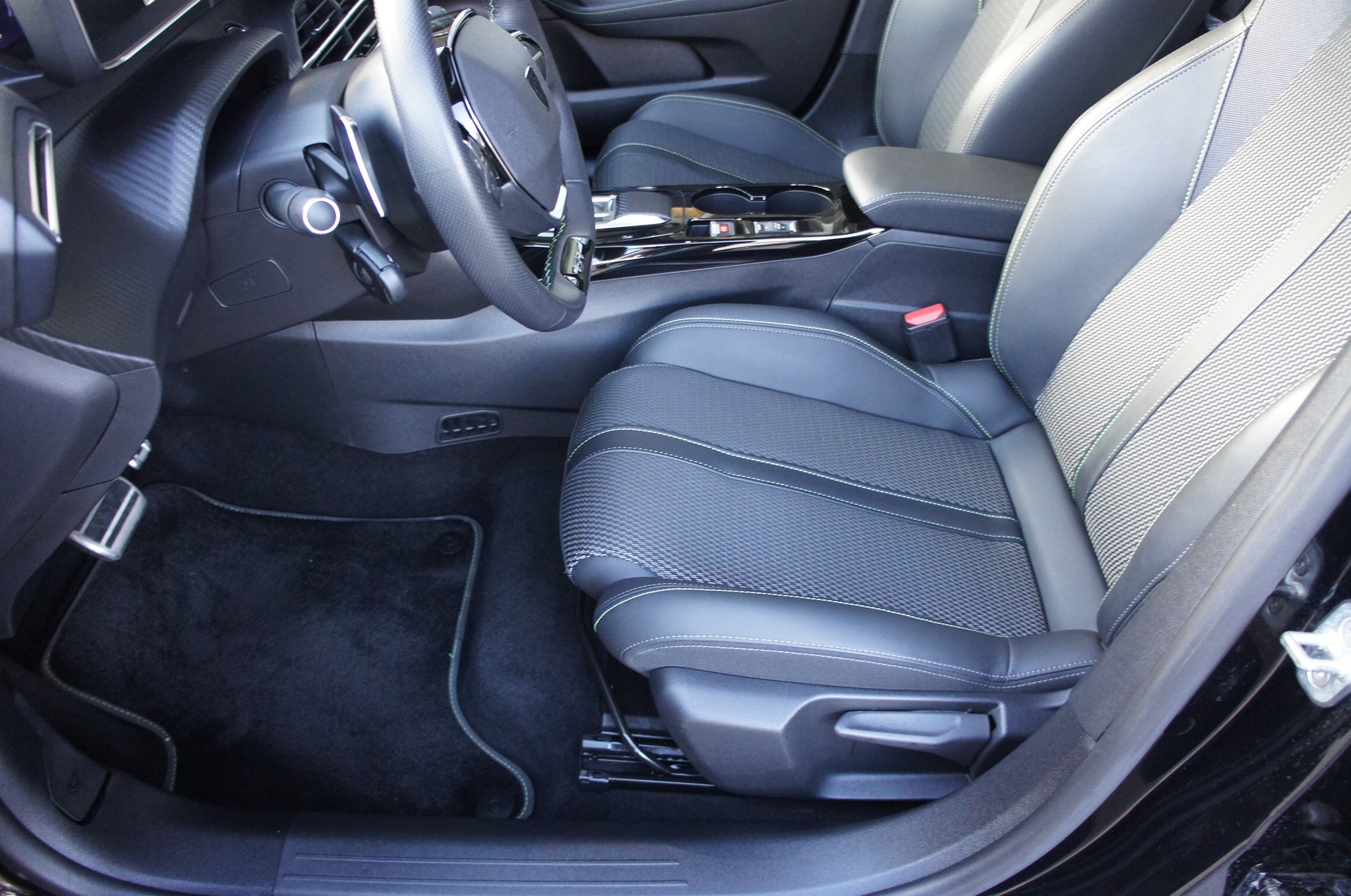 PEUGEOT 208 1.2 MHEV 145 GT-image-11