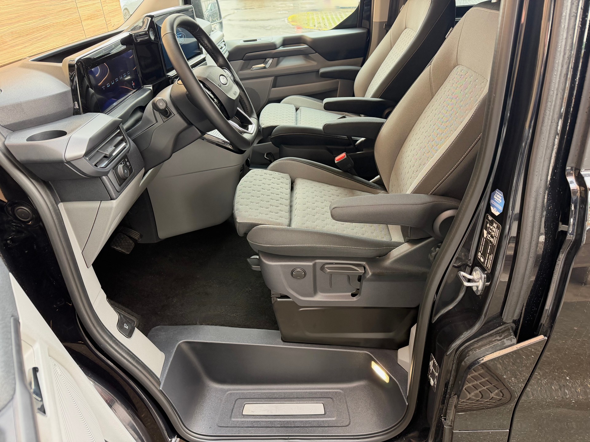 FORD Tourneo Bus 320 L2H1 Titanium Automat 4x4 - 4 Jahre/100000 Km Werksgarantie - AHK --image-6