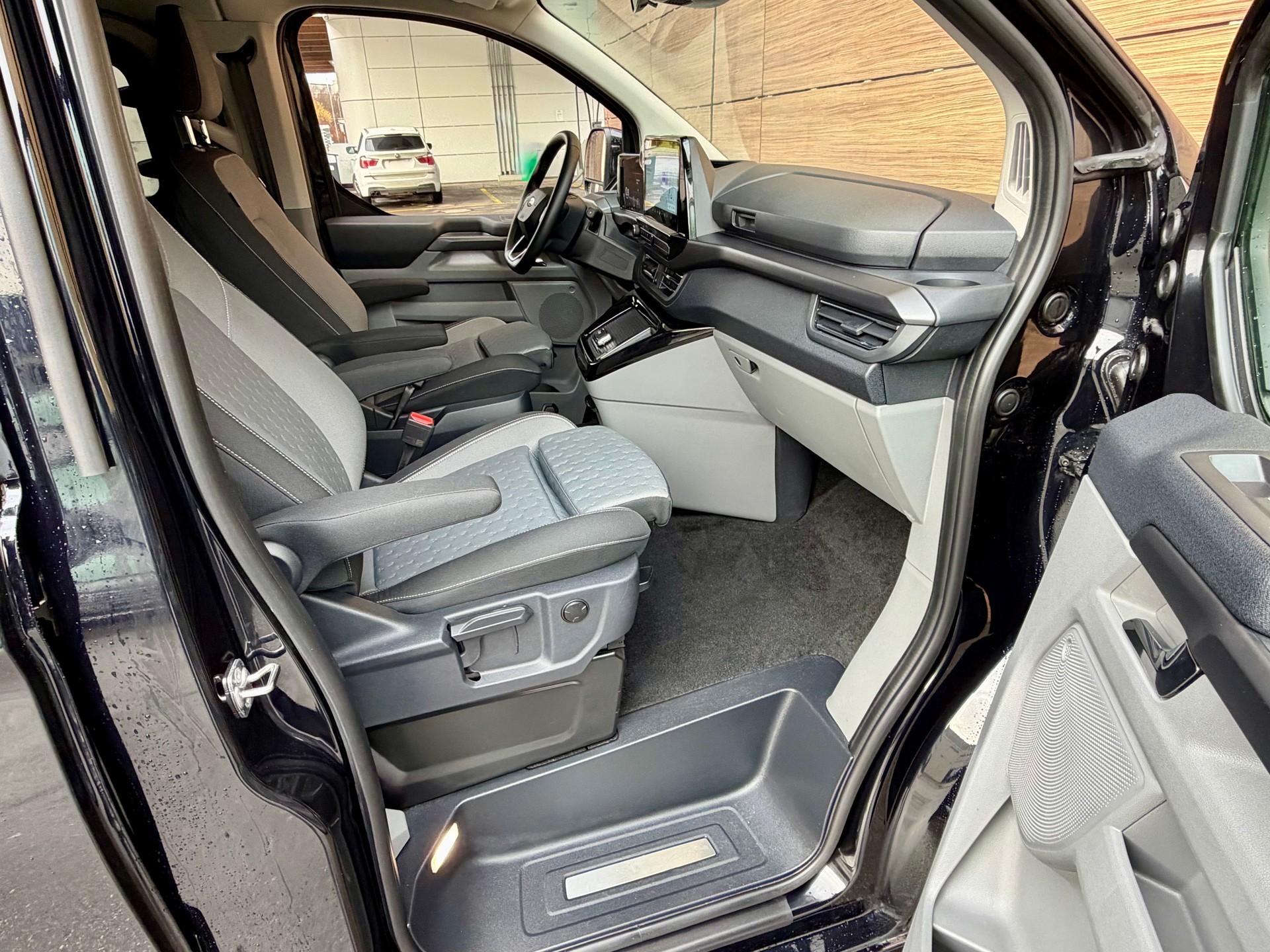 FORD Tourneo Bus 320 L2H1 Titanium Automat 4x4 - 4 Jahre/100000 Km Werksgarantie - AHK --image-14