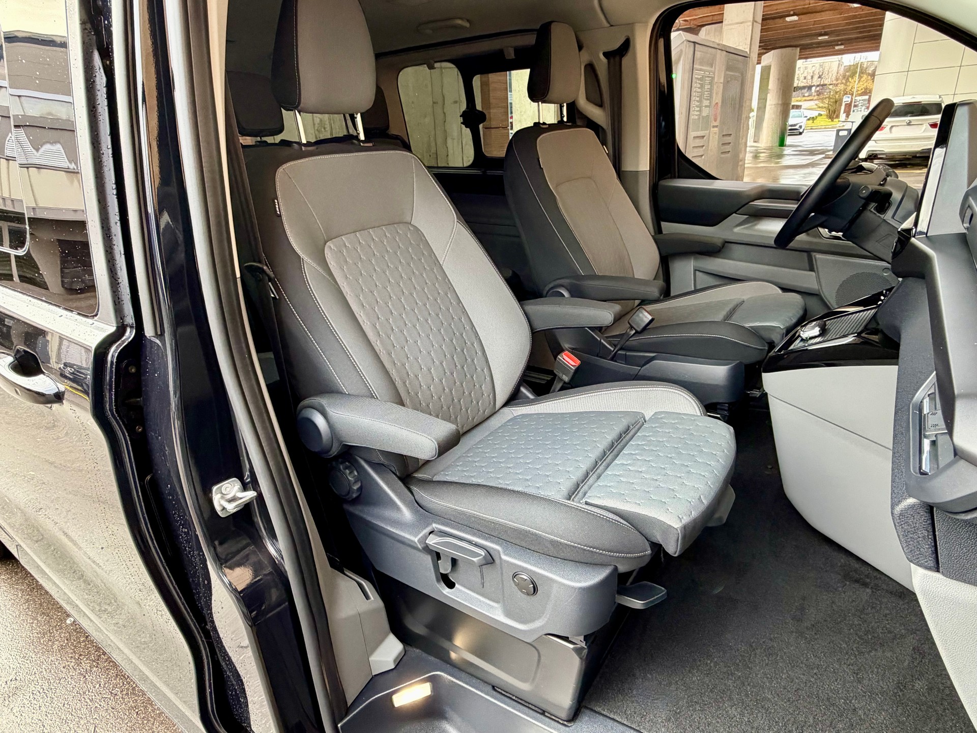 FORD Tourneo Bus 320 L2H1 Titanium Automat 4x4 - 4 Jahre/100000 Km Werksgarantie - AHK --image-10