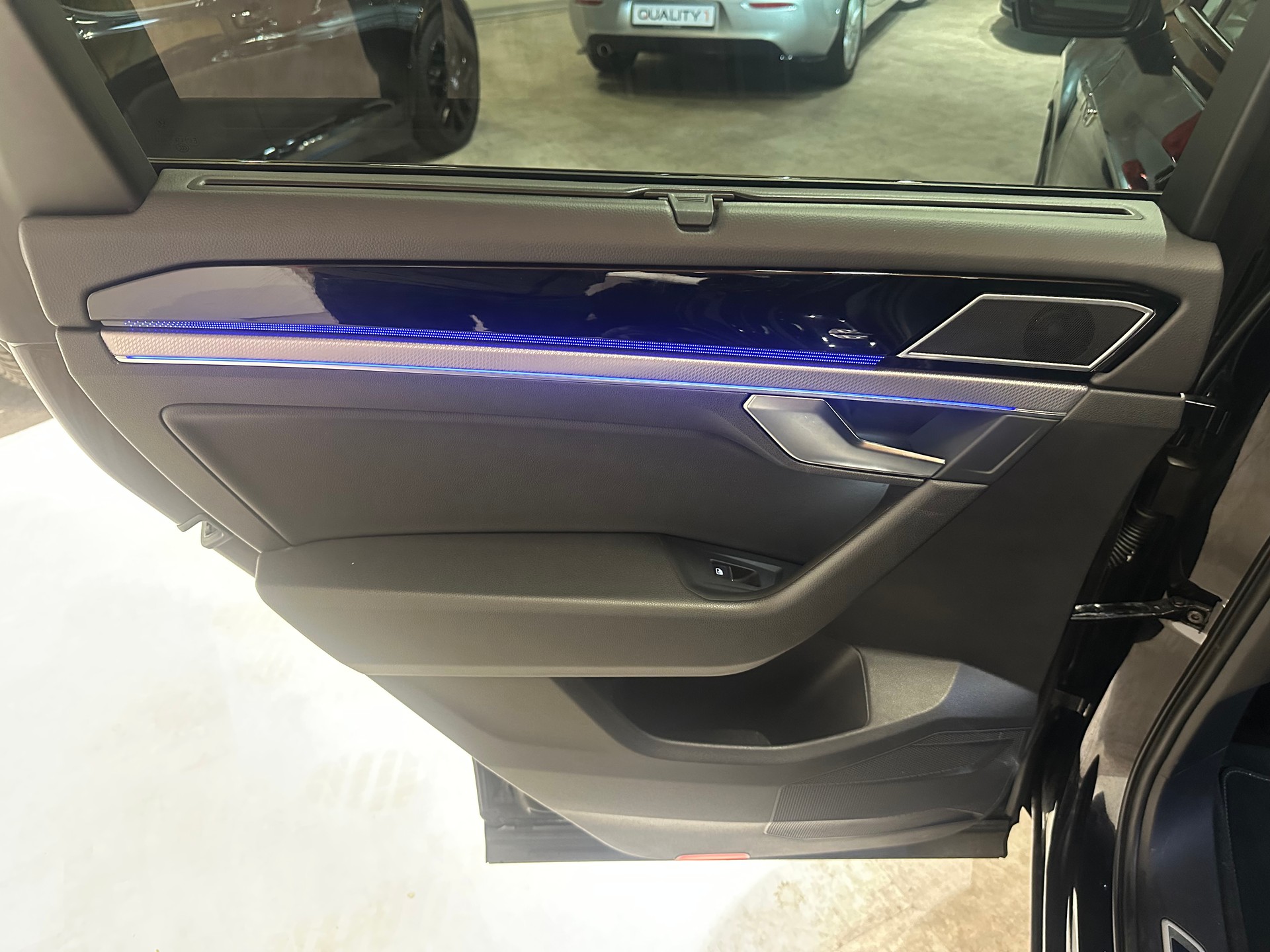VW Touareg 3.0 TDI R Line Tiptronic/Äusserst gepflegt/Vollausstattung/21 Zoll/El. AHK (3500 kg)/1. Jahr Garantie uvm.-image-24