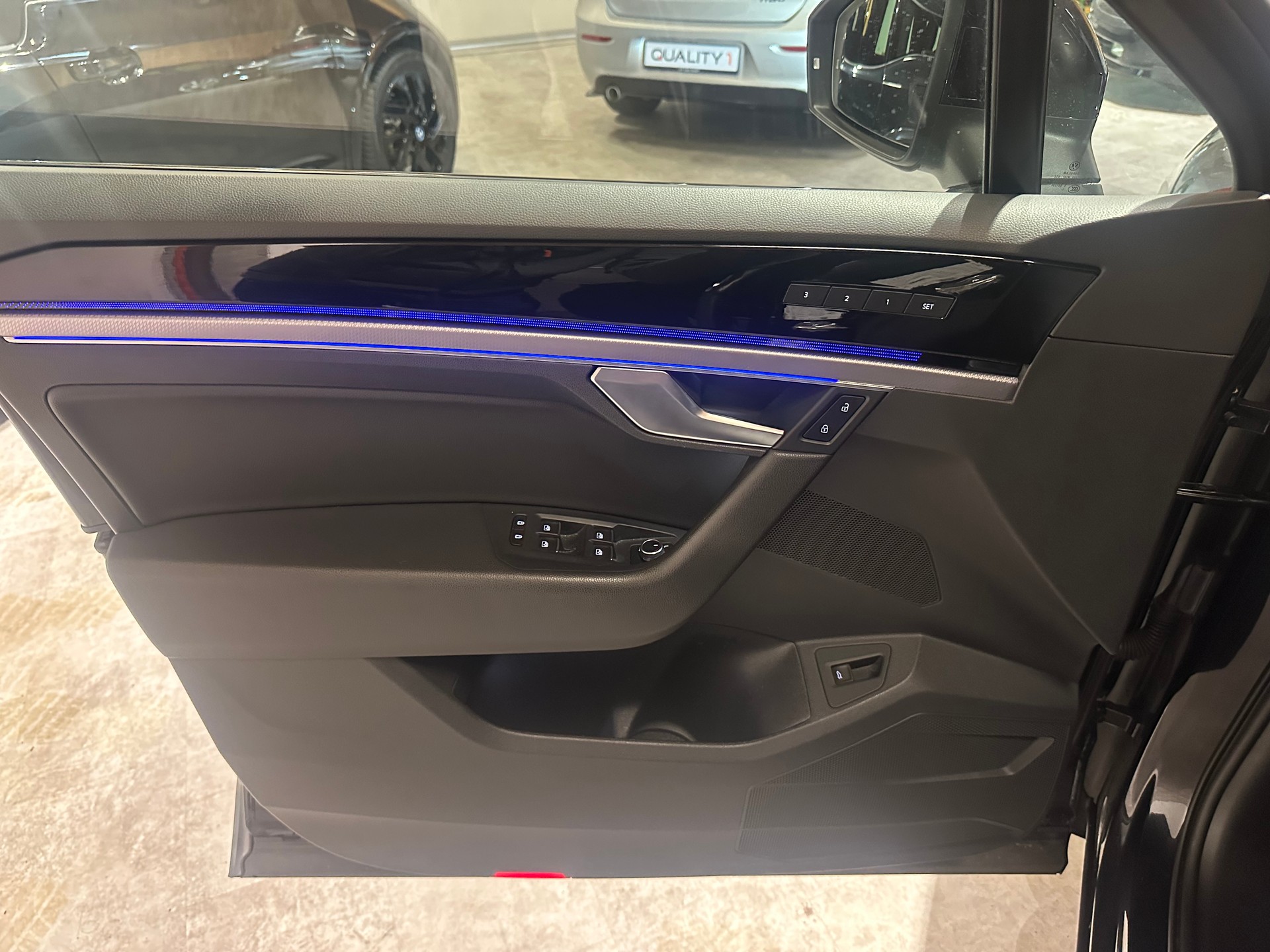 VW Touareg 3.0 TDI R Line Tiptronic/Äusserst gepflegt/Vollausstattung/21 Zoll/El. AHK (3500 kg)/1. Jahr Garantie uvm.-image-15