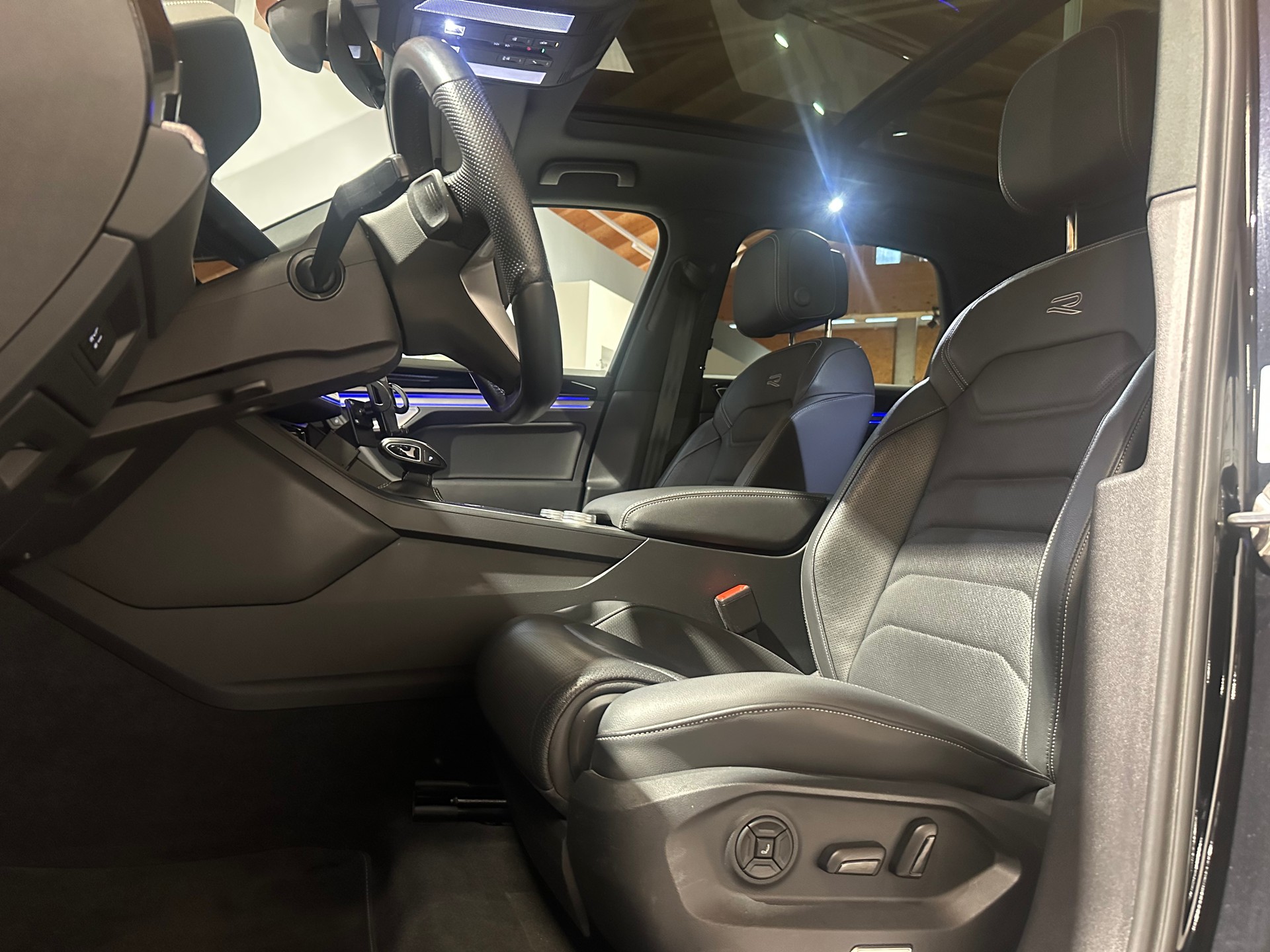 VW Touareg 3.0 TDI R Line Tiptronic/Äusserst gepflegt/Vollausstattung/21 Zoll/El. AHK (3500 kg)/1. Jahr Garantie uvm.-image-14