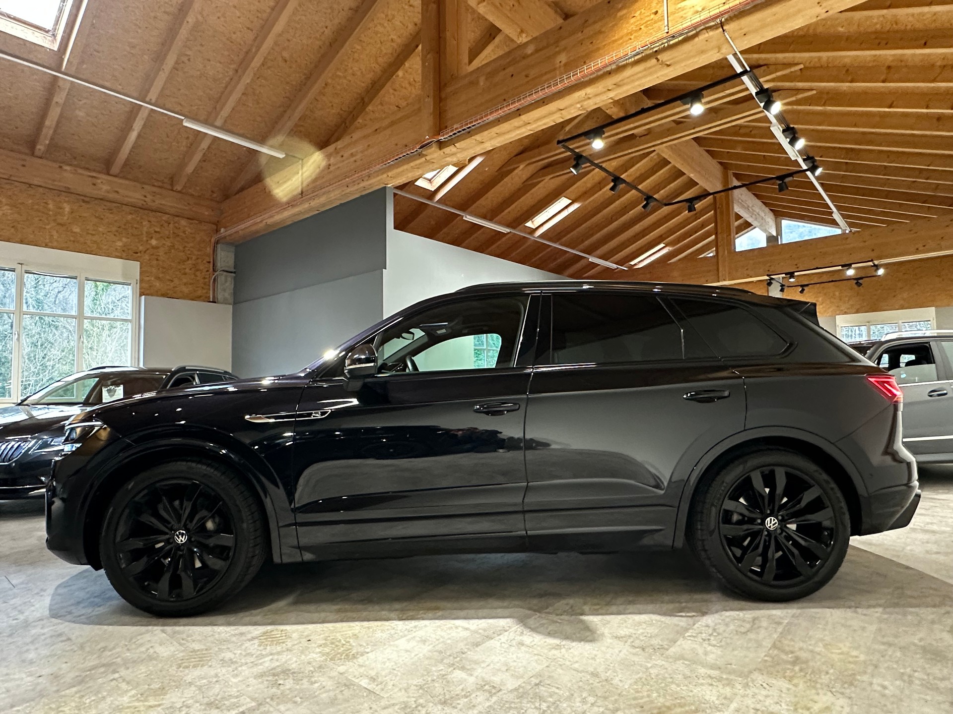 VW Touareg 3.0 TDI R Line Tiptronic/Äusserst gepflegt/Vollausstattung/21 Zoll/El. AHK (3500 kg)/1. Jahr Garantie uvm.-showroom-element-3