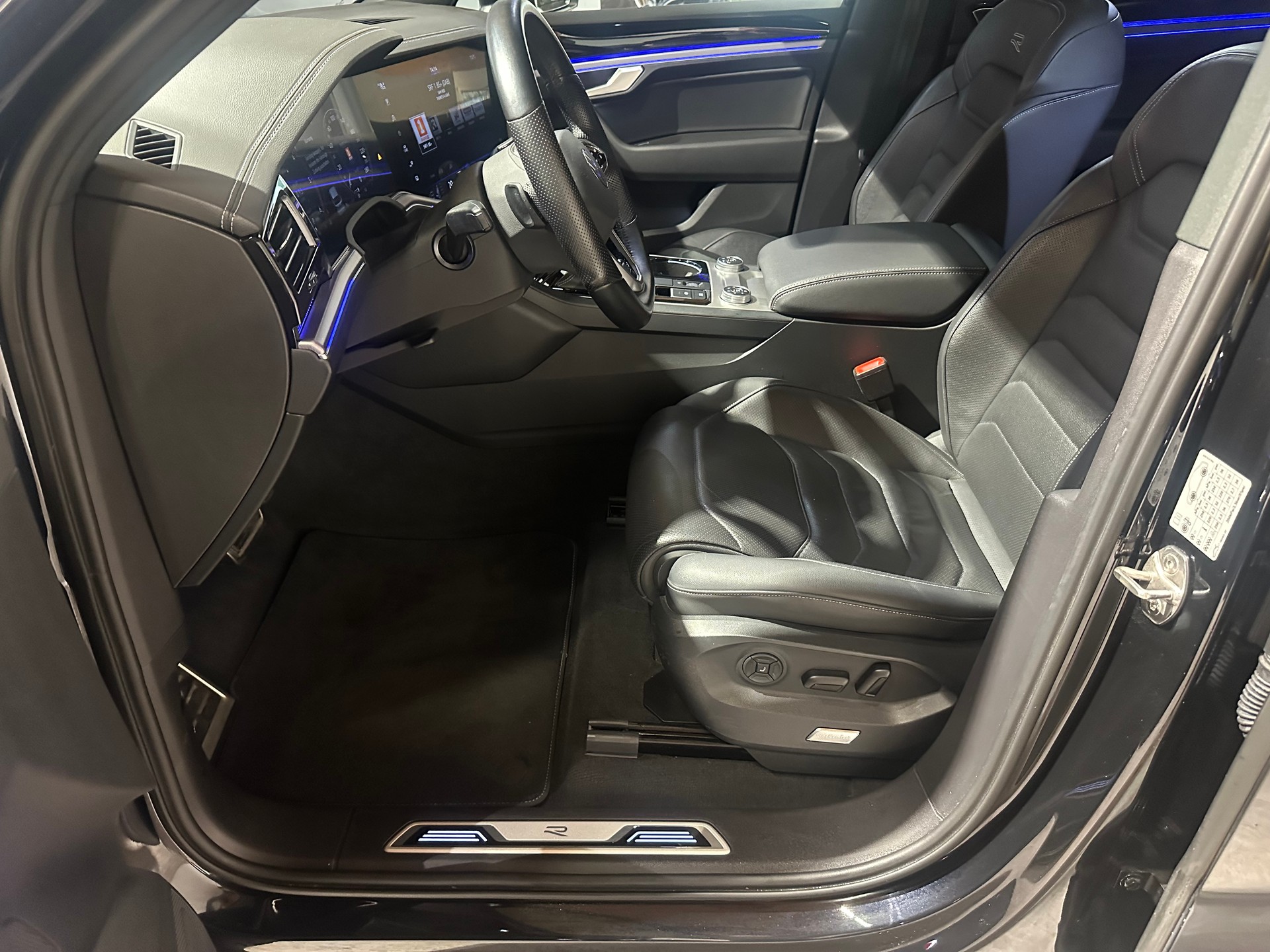 VW Touareg 3.0 TDI R Line Tiptronic/Äusserst gepflegt/Vollausstattung/21 Zoll/El. AHK (3500 kg)/1. Jahr Garantie uvm.-image-13