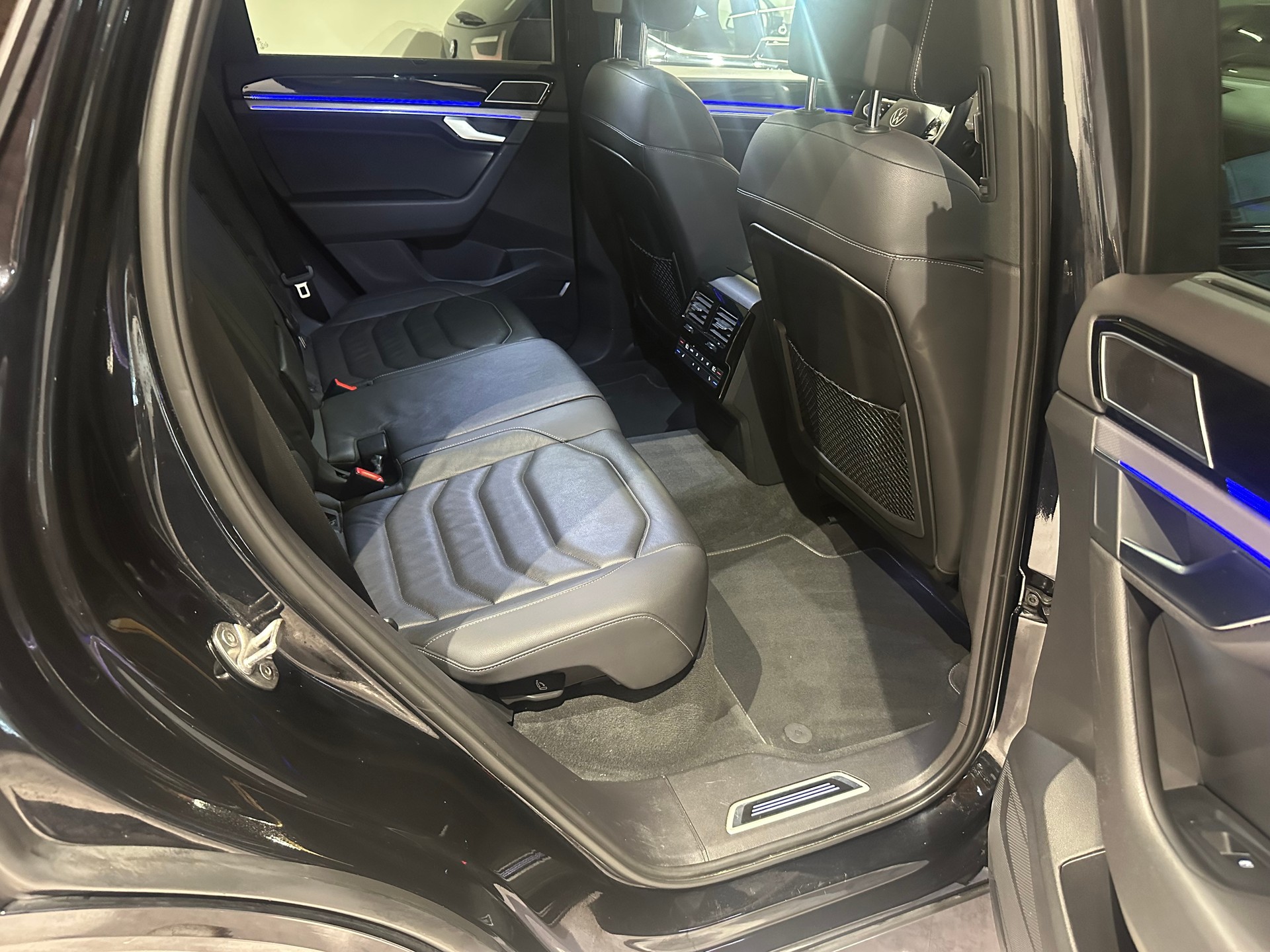 VW Touareg 3.0 TDI R Line Tiptronic/Äusserst gepflegt/Vollausstattung/21 Zoll/El. AHK (3500 kg)/1. Jahr Garantie uvm.-image-25