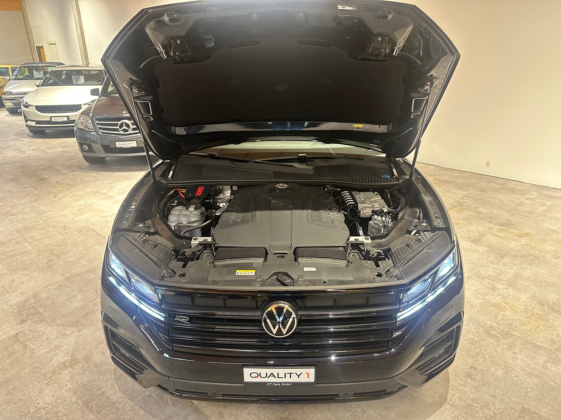 VW Touareg 3.0 TDI R Line Tiptronic/Äusserst gepflegt/Vollausstattung/21 Zoll/El. AHK (3500 kg)/1. Jahr Garantie uvm.-showroom-element-2