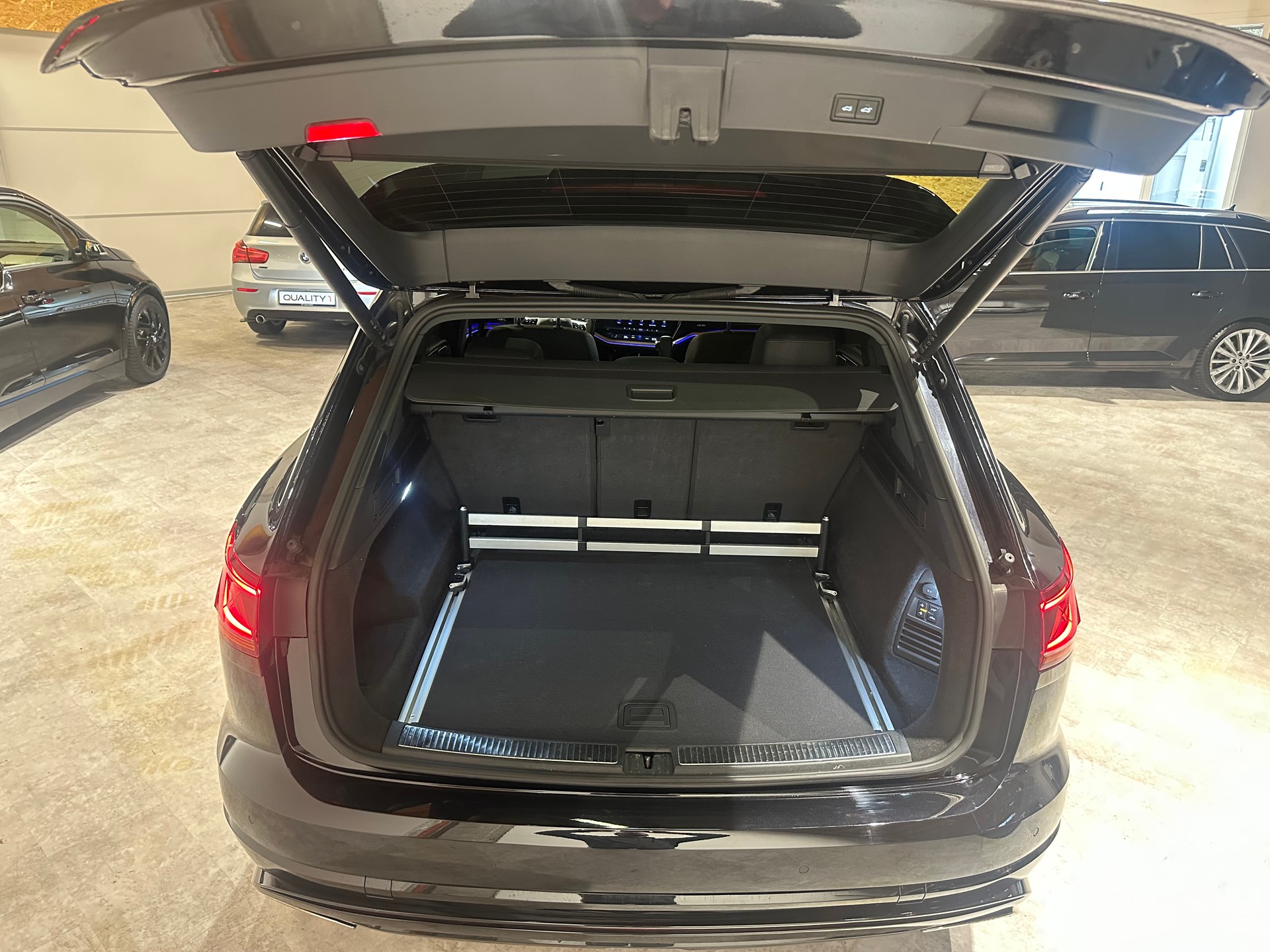 VW Touareg 3.0 TDI R Line Tiptronic/Äusserst gepflegt/Vollausstattung/21 Zoll/El. AHK (3500 kg)/1. Jahr Garantie uvm.-image-6
