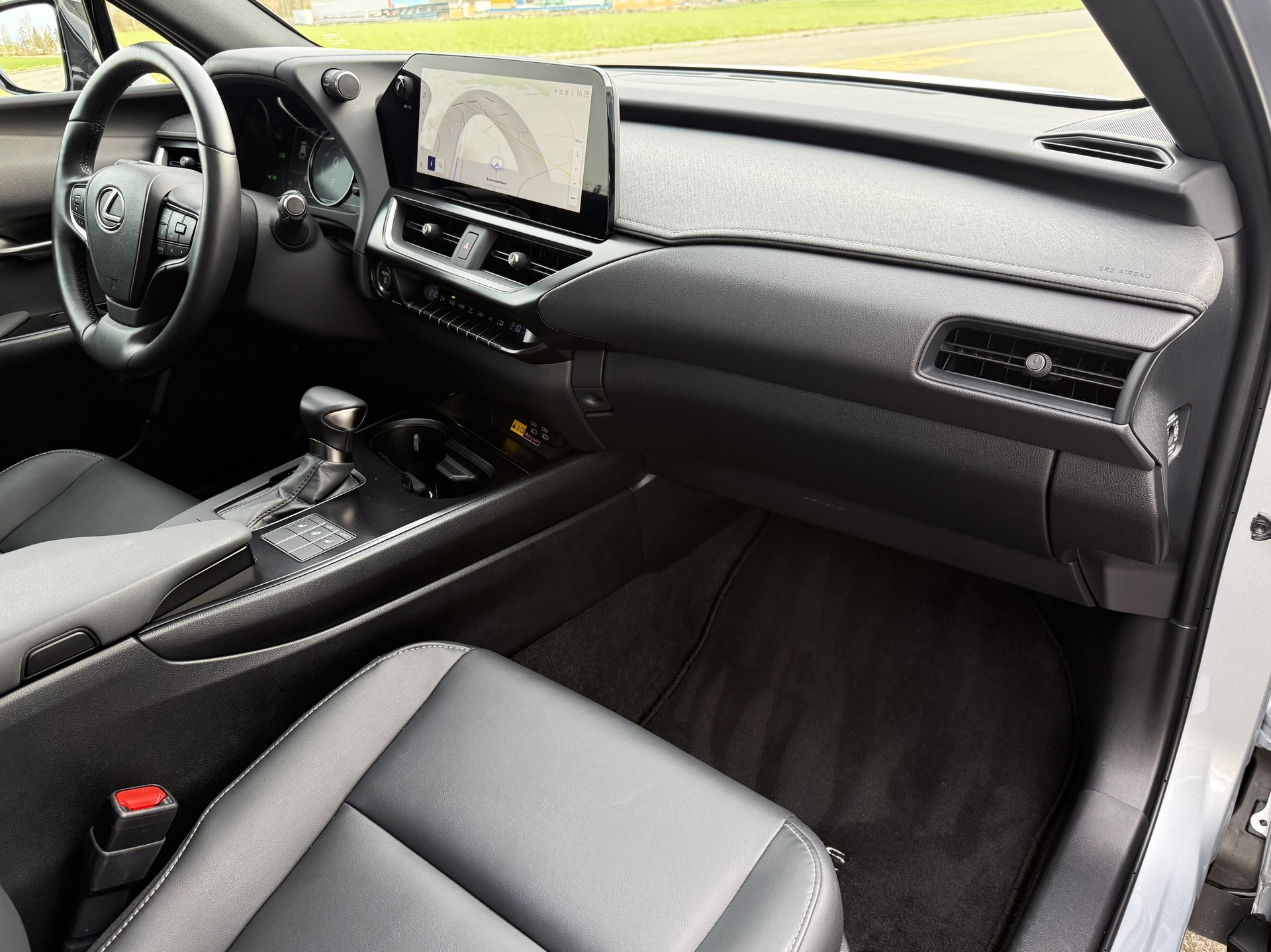 LEXUS UX 250h E-Four *F-LINE* AWD - *NEUWERTIG & MEGA-AUSSTATTUNG* - *10 JAHRE GARANTIE & SERVICE* - *8-FACH ALU 18"*-image-19