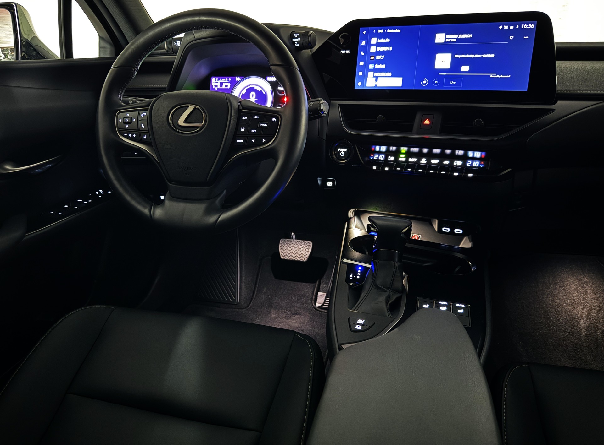 LEXUS UX 250h E-Four *F-LINE* AWD - *NEUWERTIG & MEGA-AUSSTATTUNG* - *10 JAHRE GARANTIE & SERVICE* - *8-FACH ALU 18"*-image-25