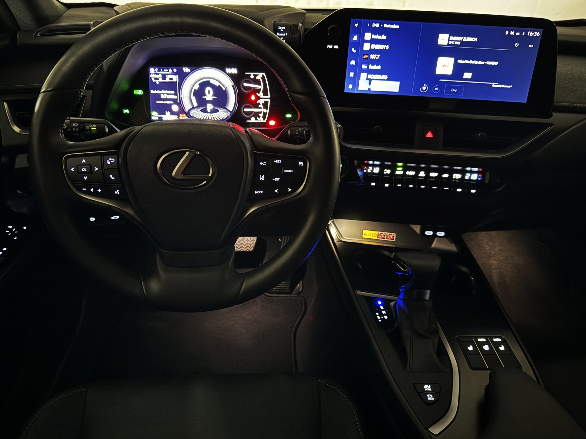 LEXUS UX 250h E-Four *F-LINE* AWD - *NEUWERTIG & MEGA-AUSSTATTUNG* - *10 JAHRE GARANTIE & SERVICE* - *8-FACH ALU 18"*-image-24