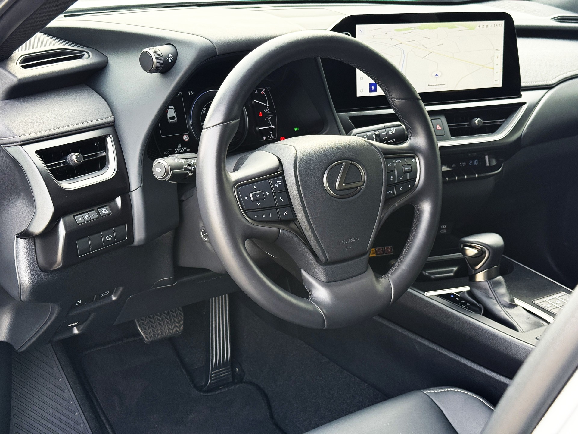LEXUS UX 250h E-Four *F-LINE* AWD - *NEUWERTIG & MEGA-AUSSTATTUNG* - *10 JAHRE GARANTIE & SERVICE* - *8-FACH ALU 18"*-image-17