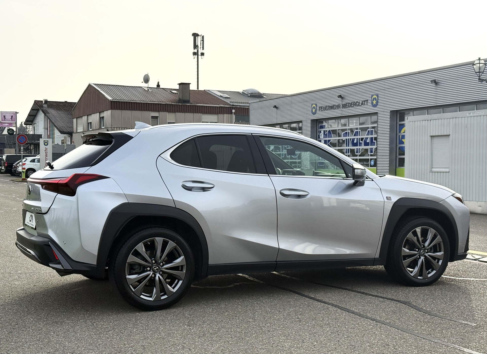 LEXUS UX 250h E-Four *F-LINE* AWD - *NEUWERTIG & MEGA-AUSSTATTUNG* - *10 JAHRE GARANTIE & SERVICE* - *8-FACH ALU 18"*-image-8