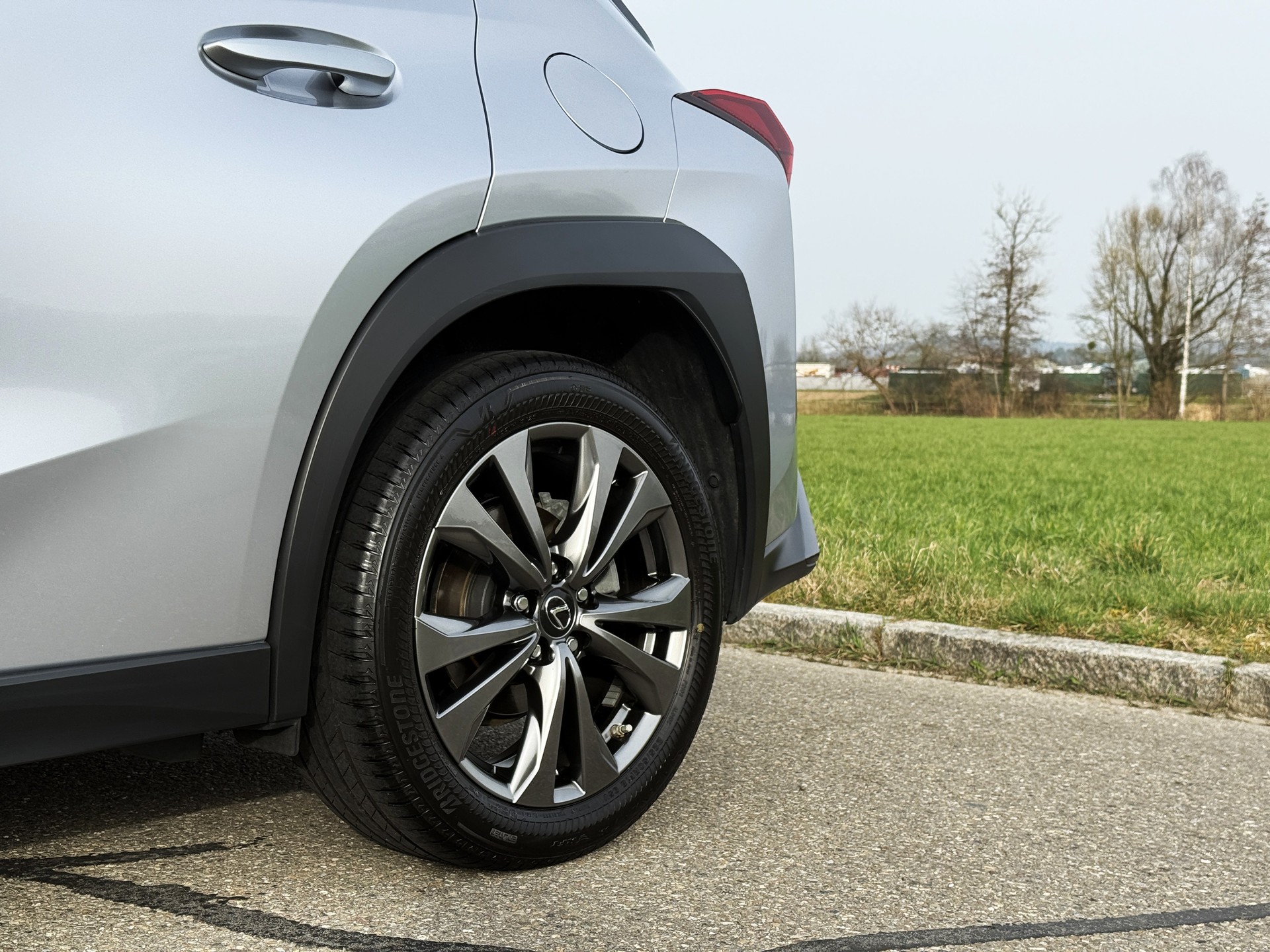 LEXUS UX 250h E-Four *F-LINE* AWD - *NEUWERTIG & MEGA-AUSSTATTUNG* - *10 JAHRE GARANTIE & SERVICE* - *8-FACH ALU 18"*-image-13