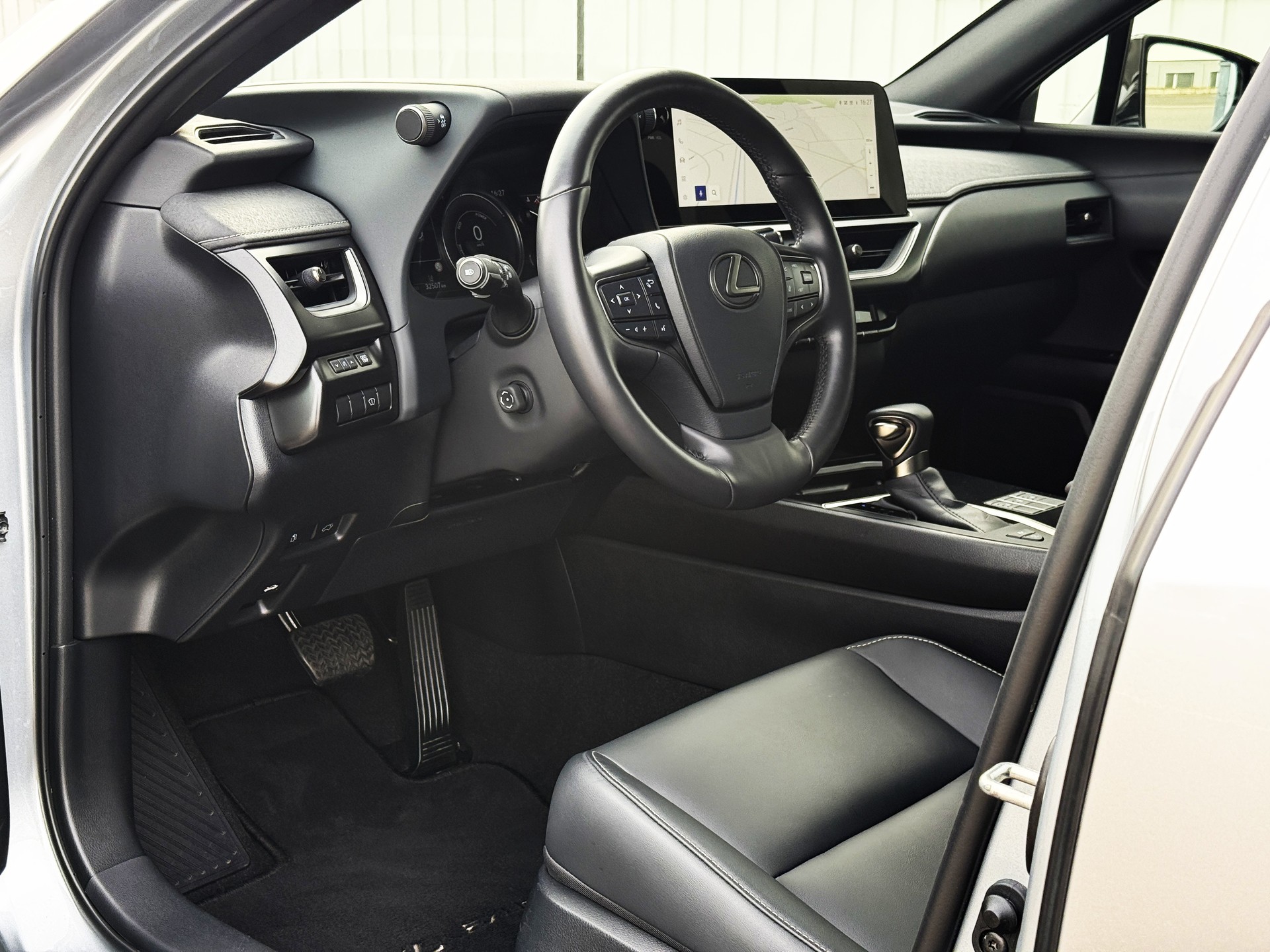 LEXUS UX 250h E-Four *F-LINE* AWD - *NEUWERTIG & MEGA-AUSSTATTUNG* - *10 JAHRE GARANTIE & SERVICE* - *8-FACH ALU 18"*-image-16