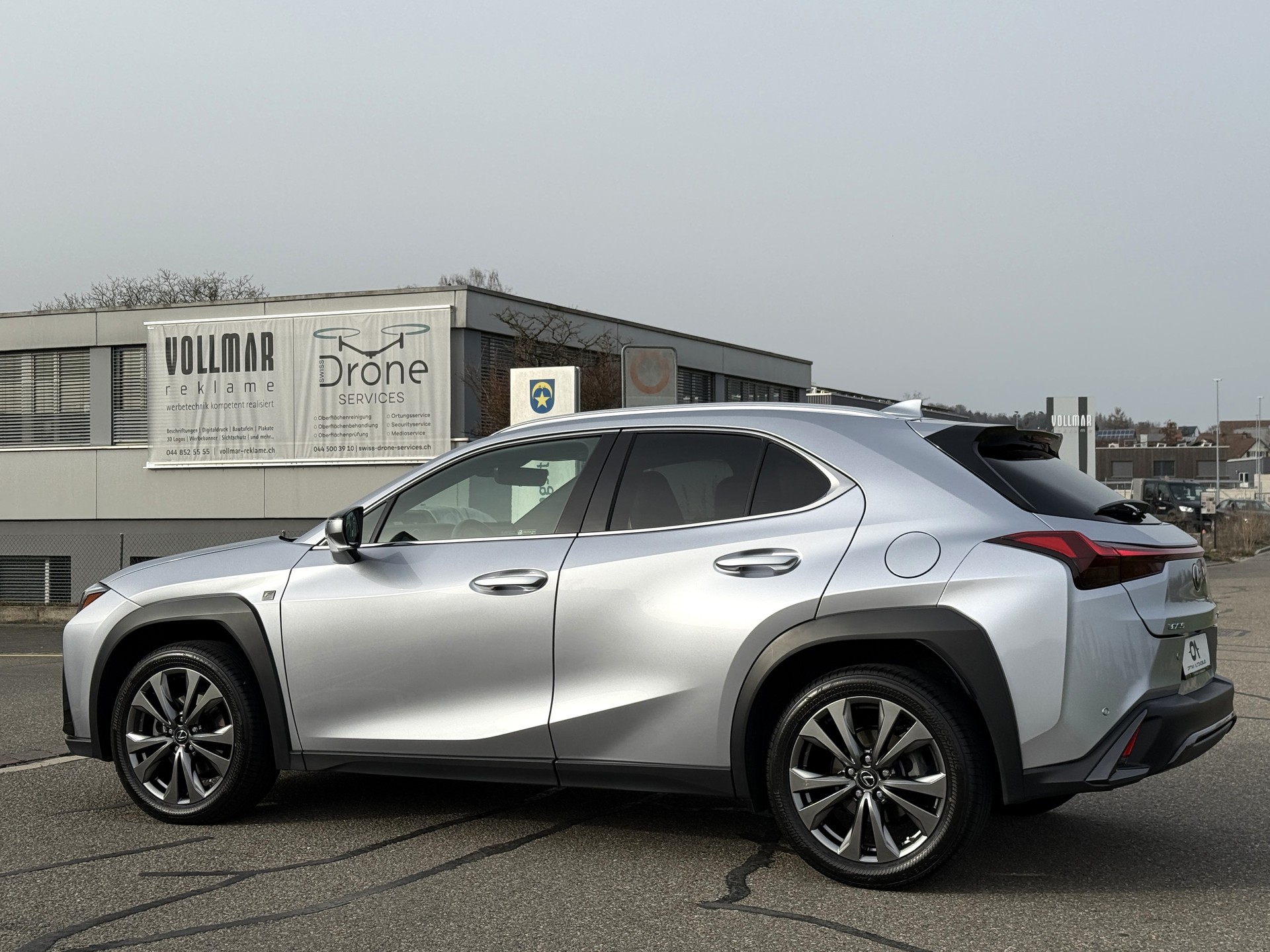LEXUS UX 250h E-Four *F-LINE* AWD - *NEUWERTIG & MEGA-AUSSTATTUNG* - *10 JAHRE GARANTIE & SERVICE* - *8-FACH ALU 18"*-image-4
