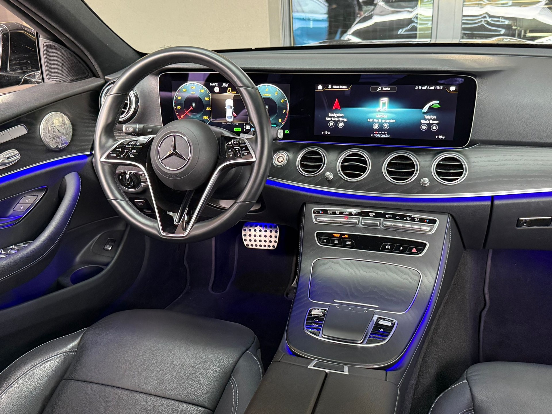MERCEDES-BENZ E 200 4Matic AMG Line 9G-Tronic-image-17