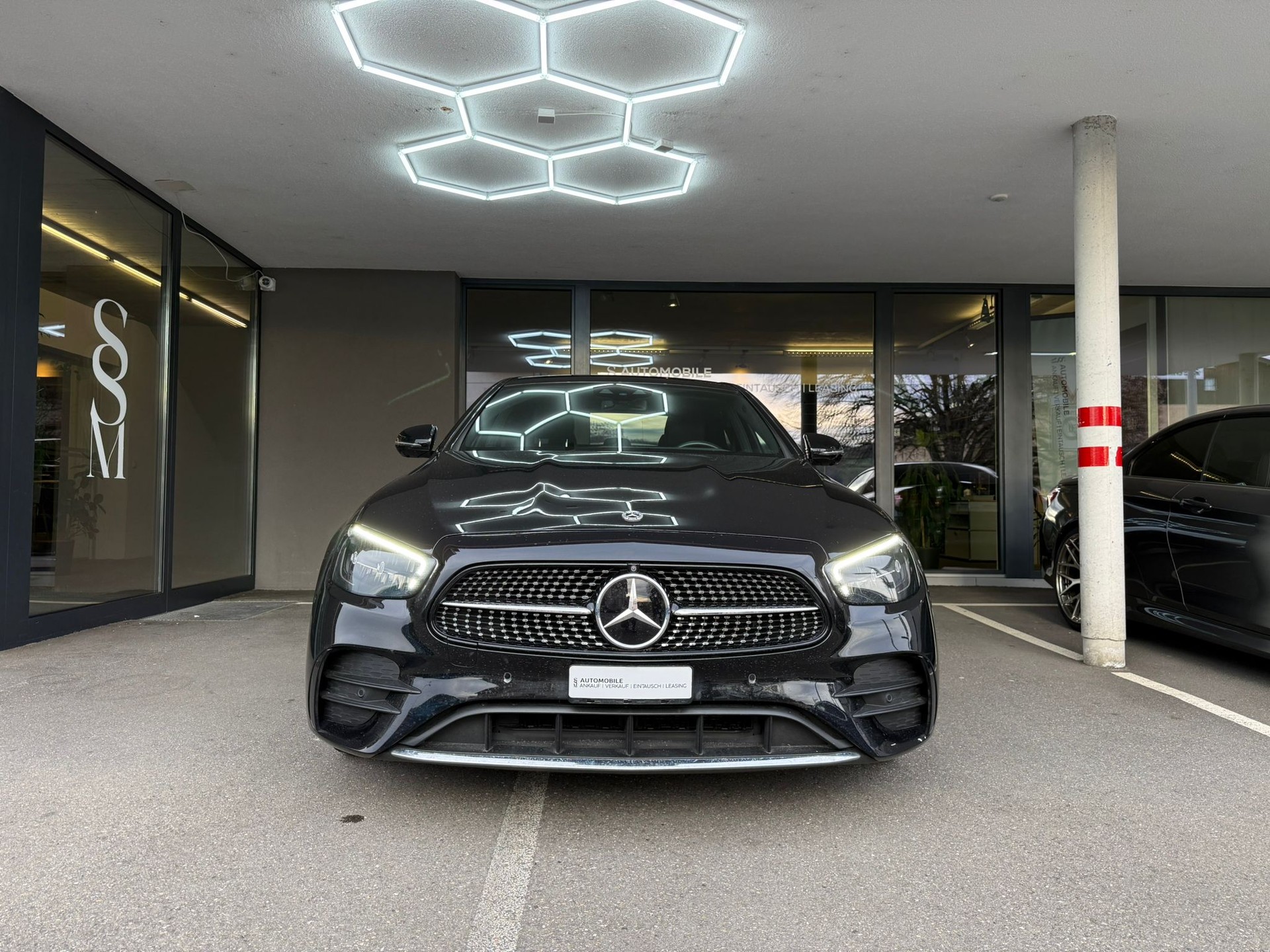 MERCEDES-BENZ E 200 4Matic AMG Line 9G-Tronic-showroom-element-1