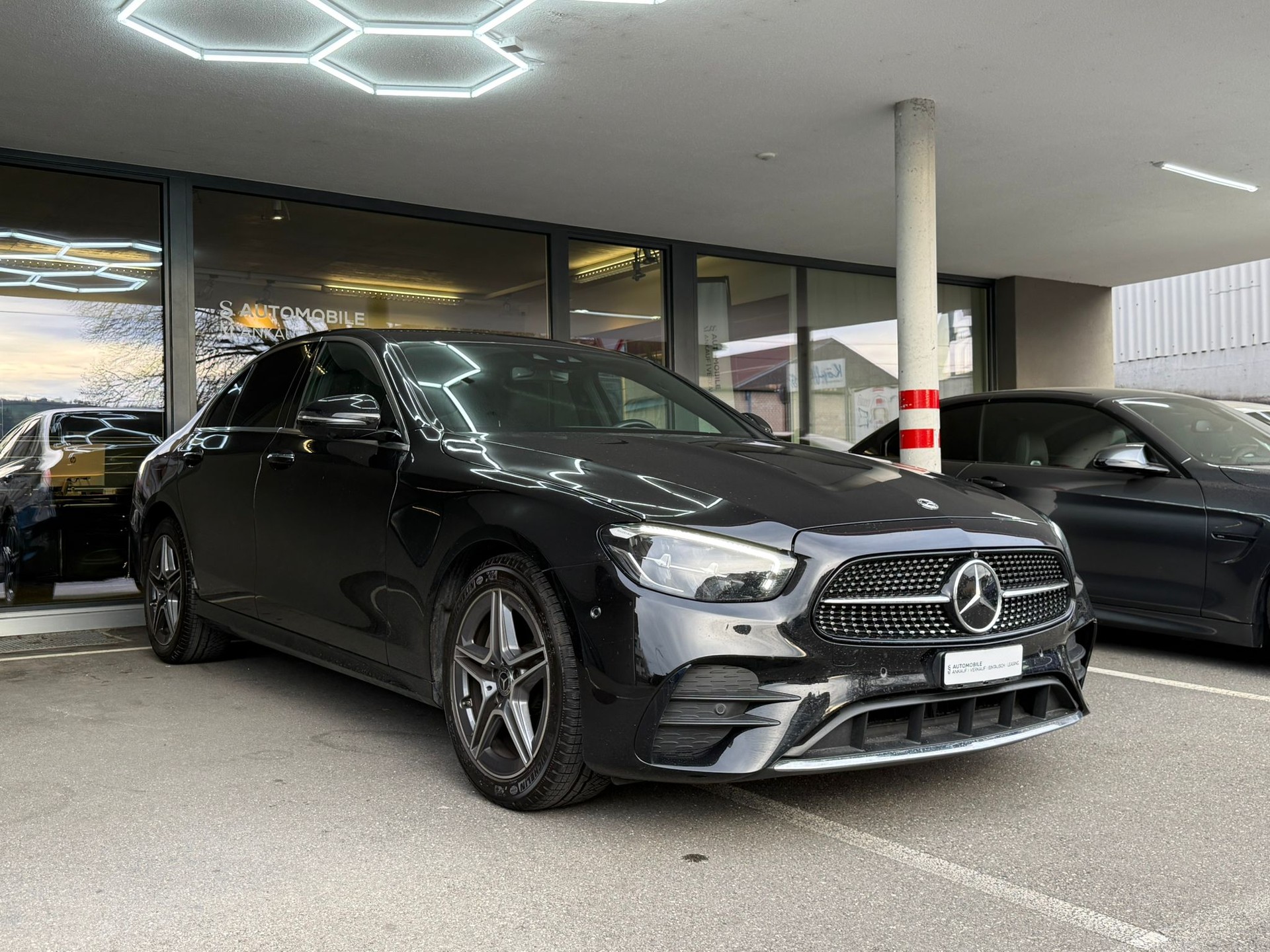 MERCEDES-BENZ E 200 4Matic AMG Line 9G-Tronic-showroom-element-2