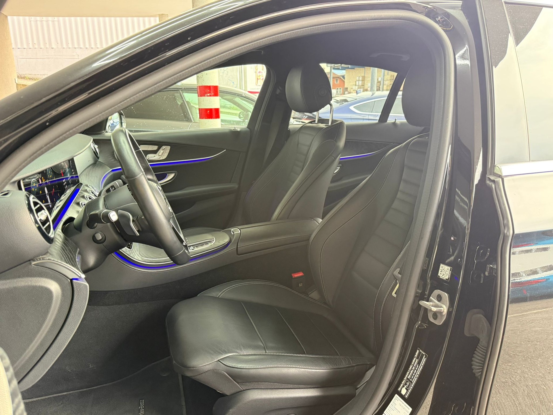 MERCEDES-BENZ E 200 4Matic AMG Line 9G-Tronic-image-8