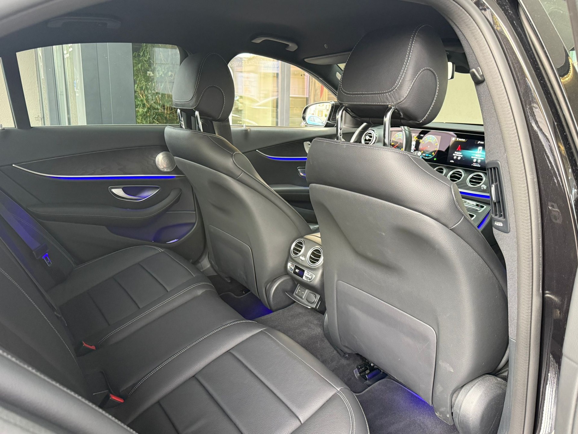 MERCEDES-BENZ E 200 4Matic AMG Line 9G-Tronic-image-14
