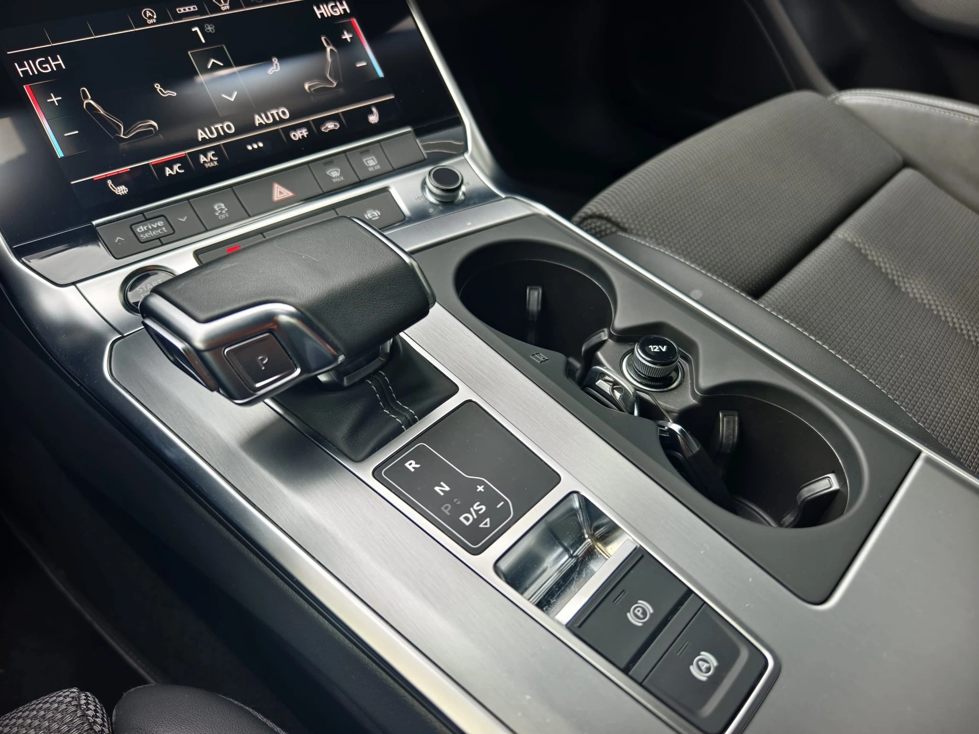 AUDI A6 Avant 2.0 45 TFSI Sport Attraction quattro S-Tronic CH FAHRZEUG-image-17