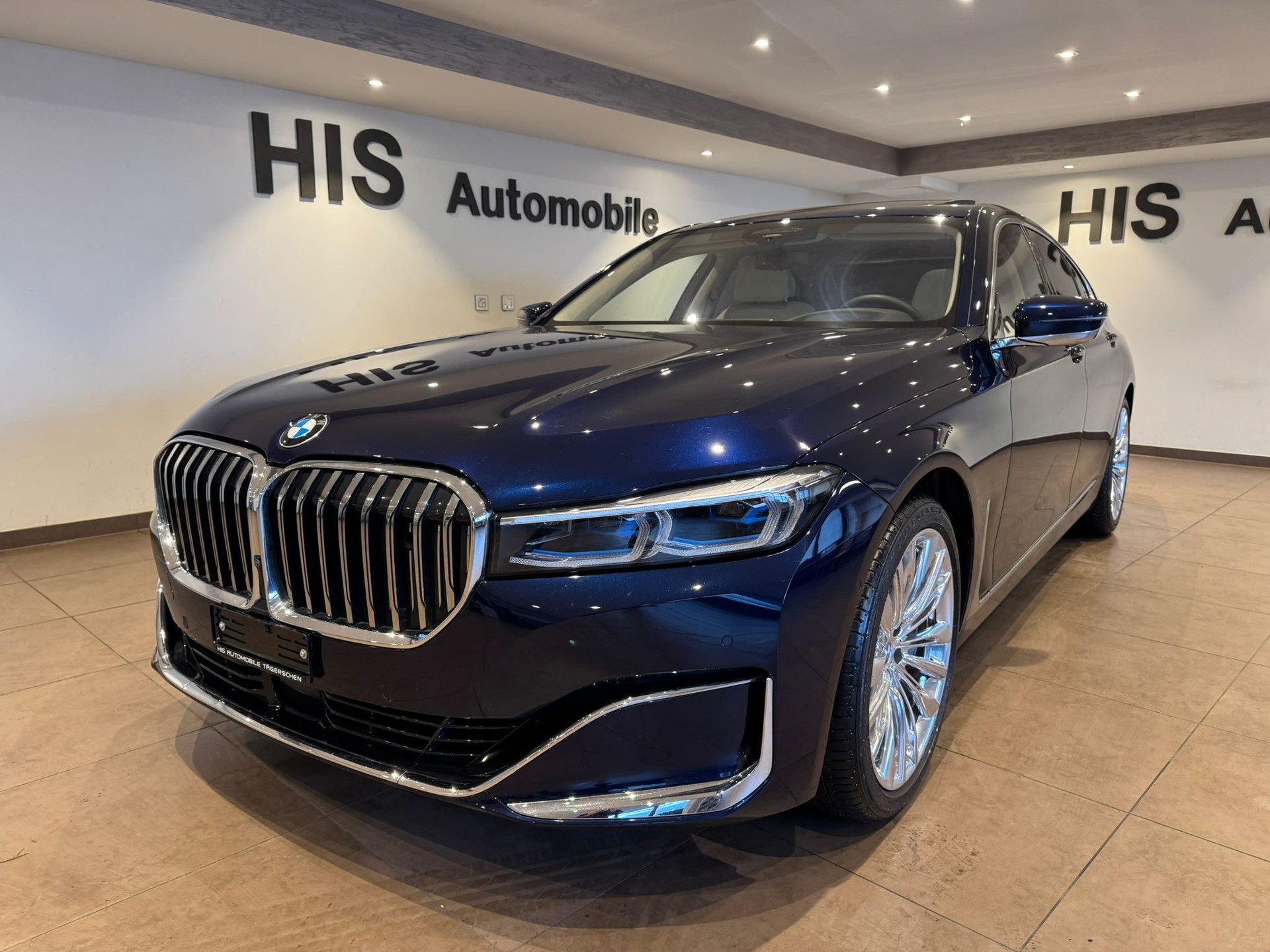 BMW 750Li xDrive-showroom-element-3