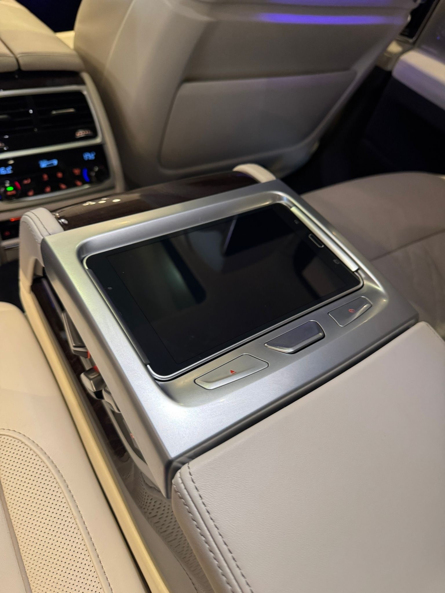 BMW 750Li xDrive-image-24