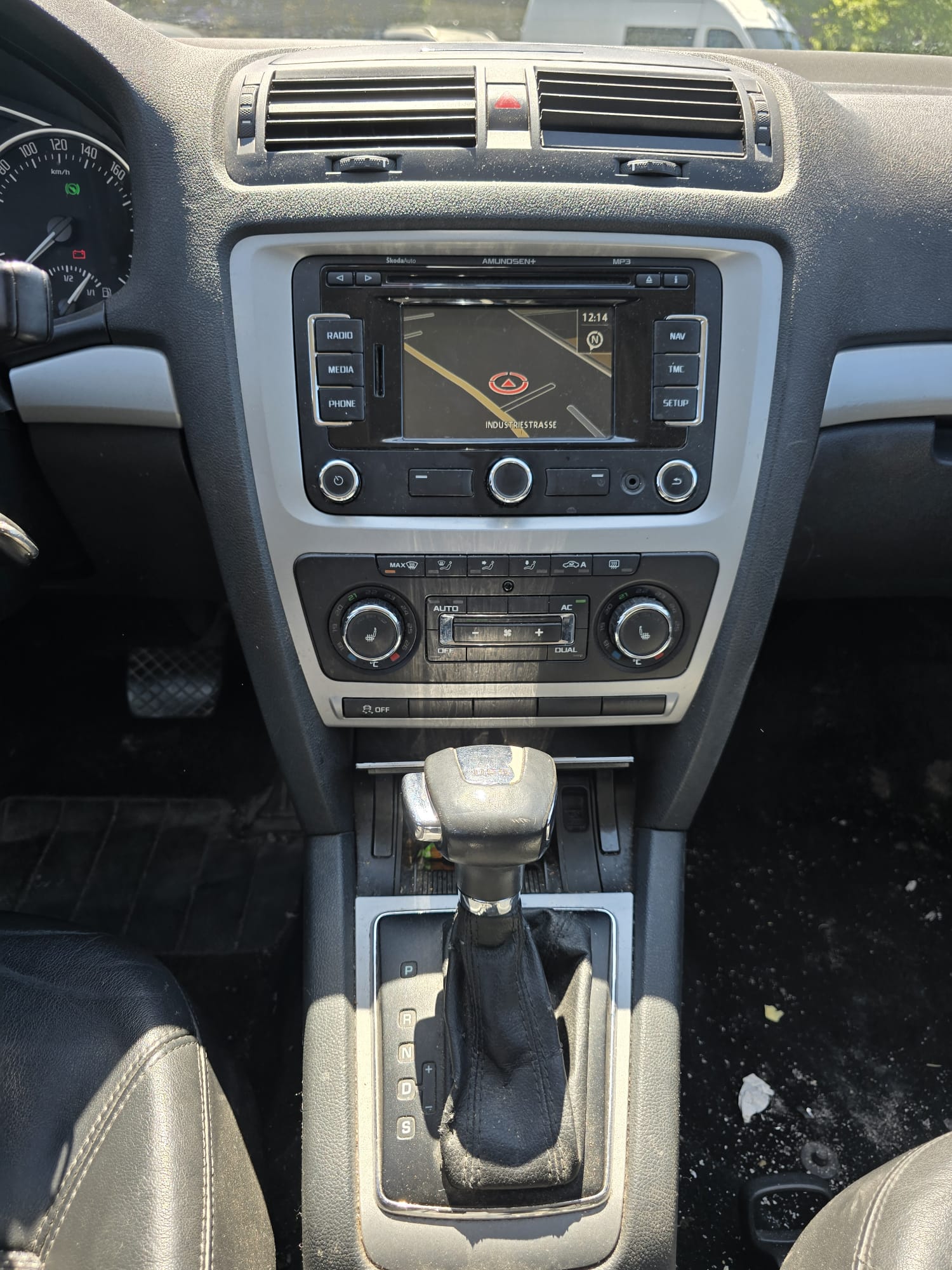 SKODA Octavia Combi 2.0 TDI Family DSG-image-13