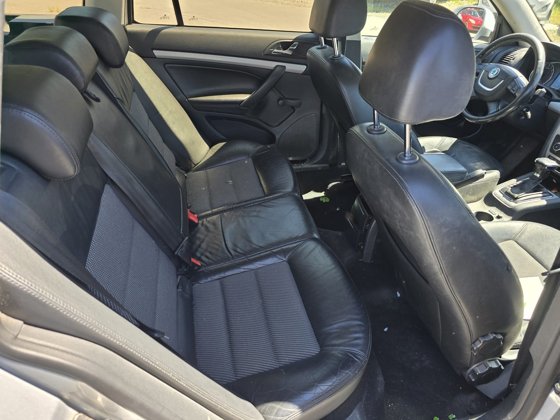 SKODA Octavia Combi 2.0 TDI Family DSG-image-9