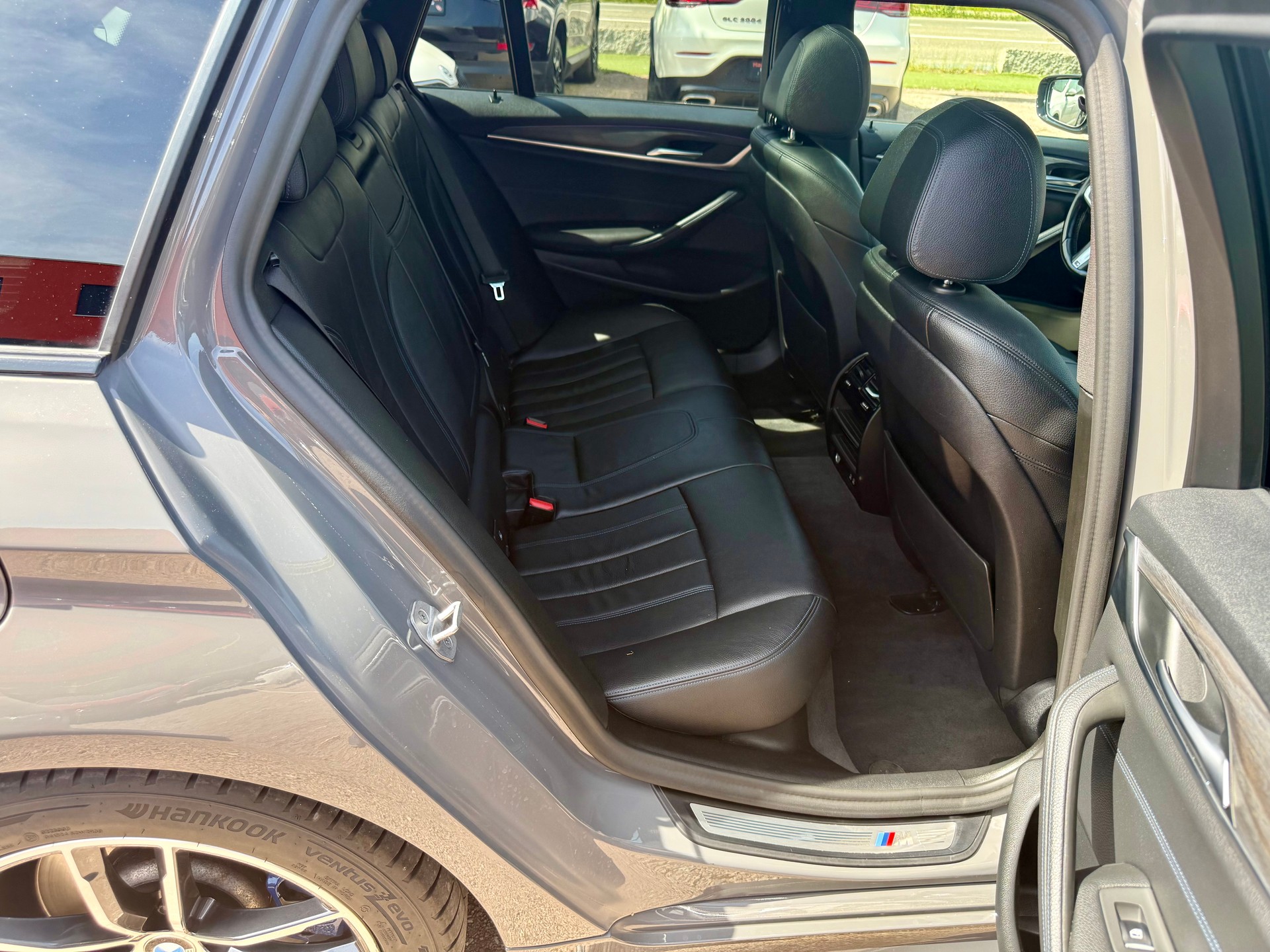 BMW 530d xDrive 48V Touring M Sport Steptronic-image-12
