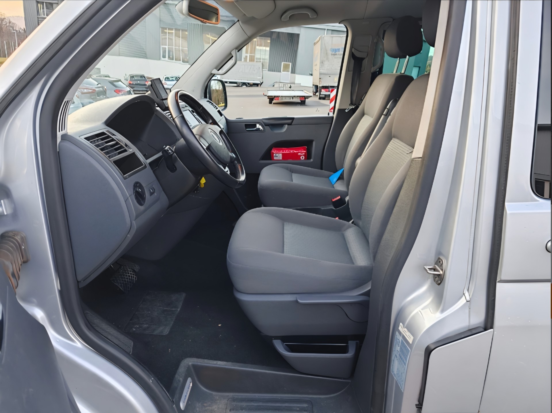 VW T5 Caravelle Comfort 2.5 TDI PD-image-8