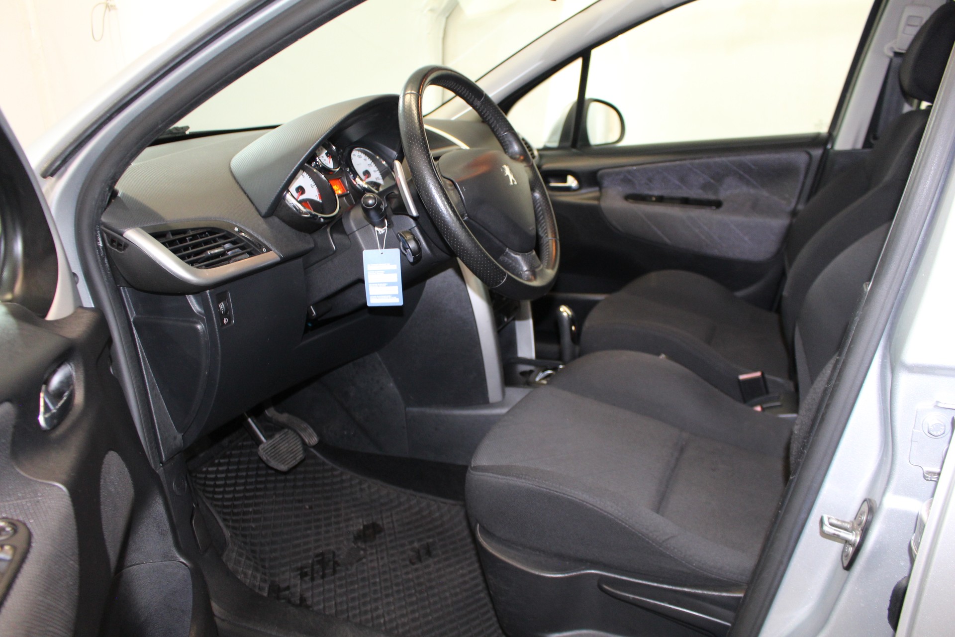 PEUGEOT 207 1.4 16V 95 Trendy-image-6