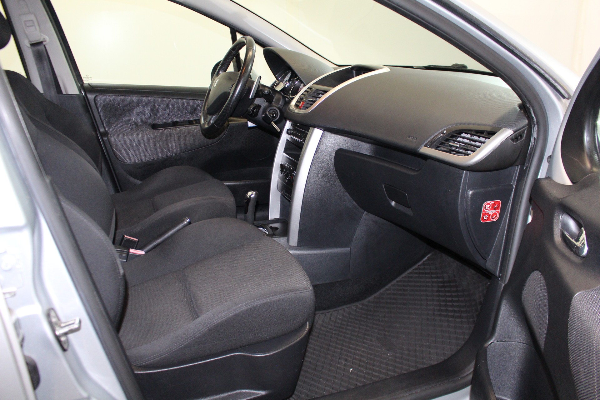 PEUGEOT 207 1.4 16V 95 Trendy-image-10