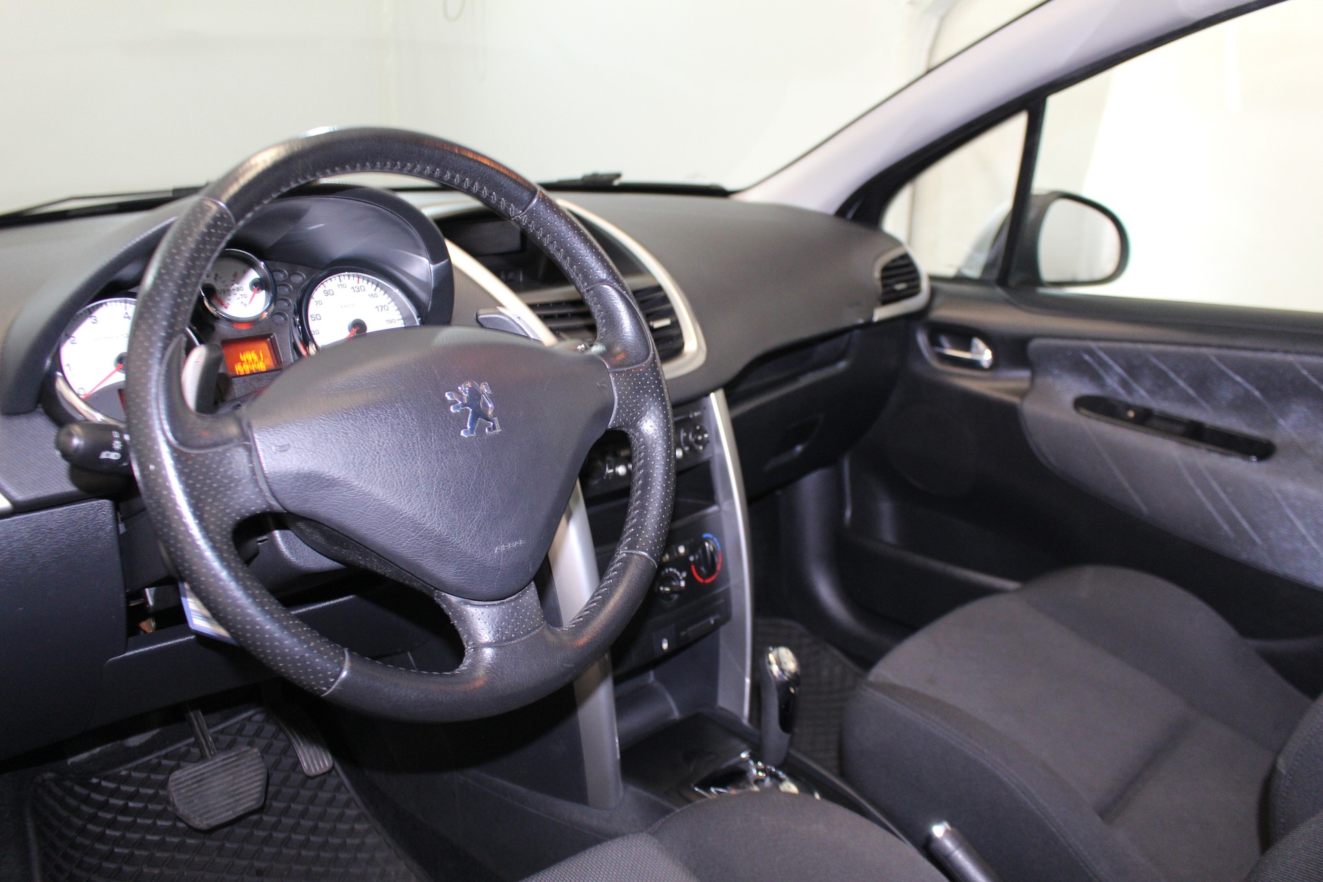 PEUGEOT 207 1.4 16V 95 Trendy-image-11