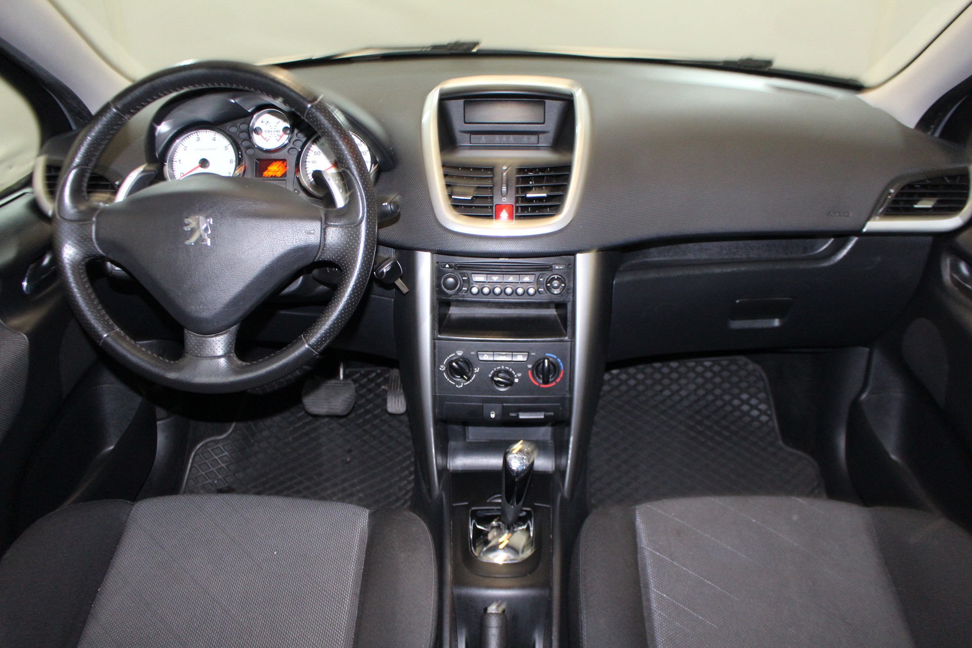 PEUGEOT 207 1.4 16V 95 Trendy-image-12