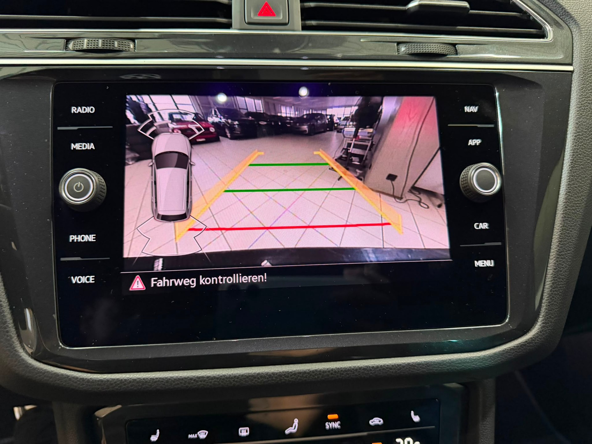 VW Tiguan 2.0TSI R 4Motion DSG-image-12