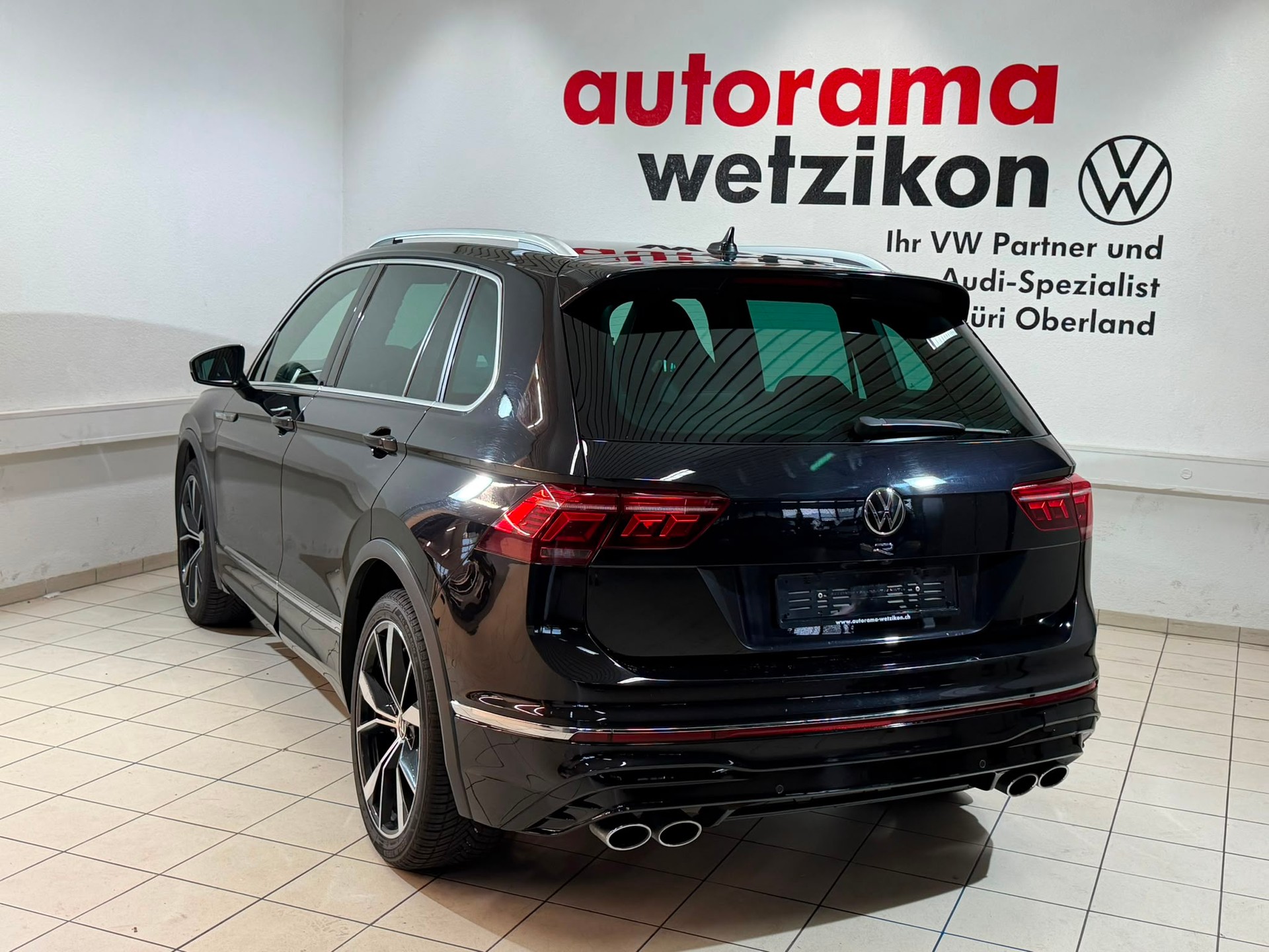 VW Tiguan 2.0TSI R 4Motion DSG-showroom-element-3
